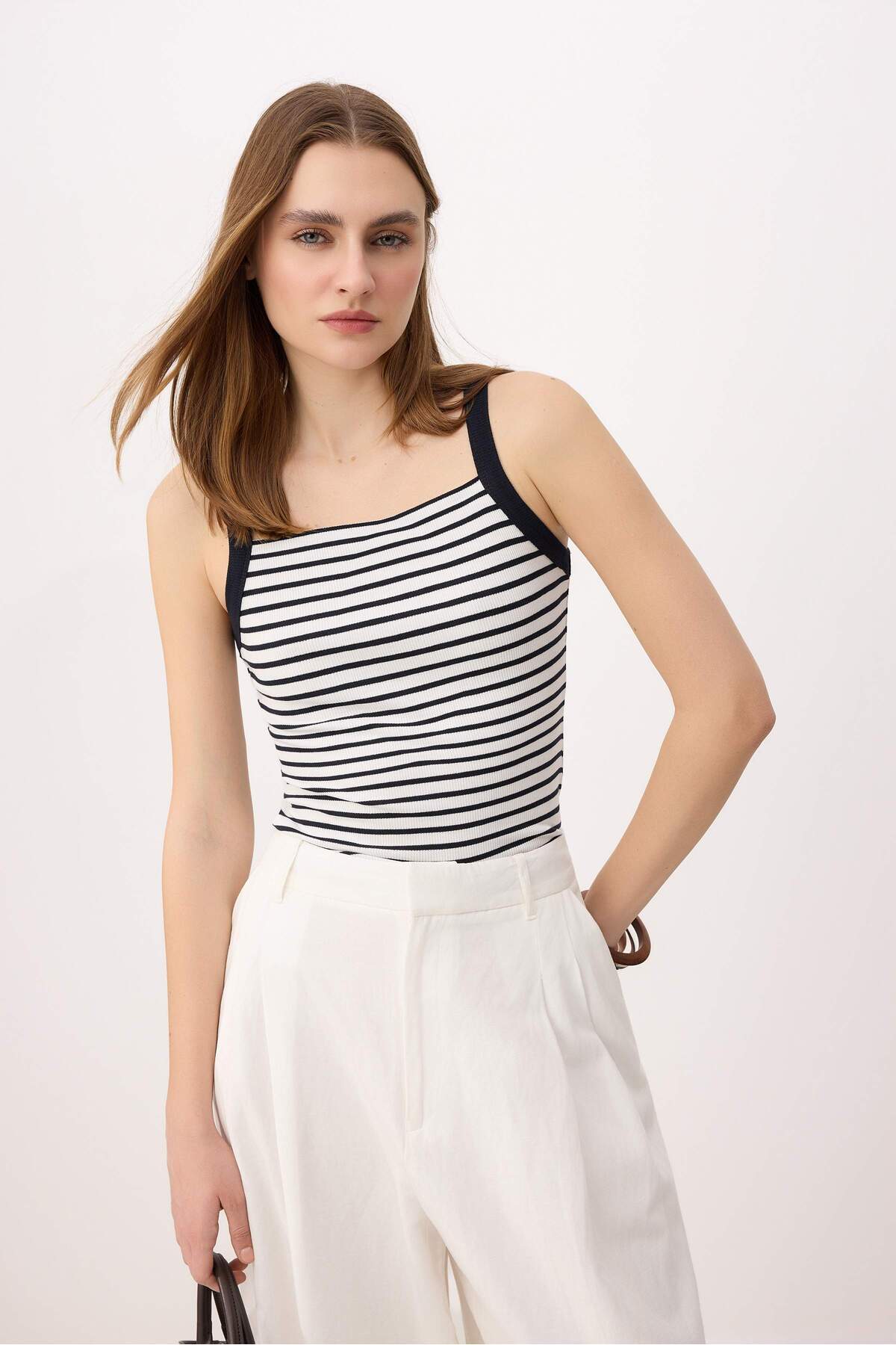 Trendyolmilla Lacivert Çizgili Fitted/Vücuda Oturan Halter Yaka Uzun Fitilli Esnek Örme Atlet TWOSS26AL00019