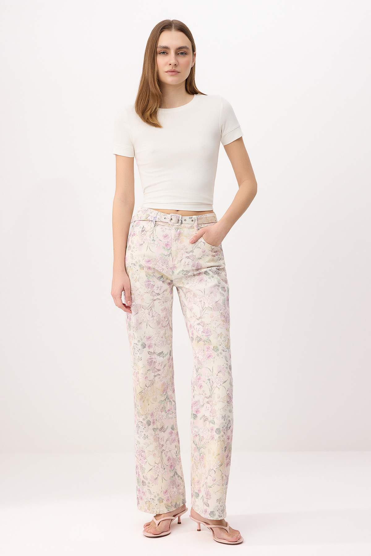 Колекция Trendyol Многоцветни дънки с висока талия и широки крачоли, с флорал...
