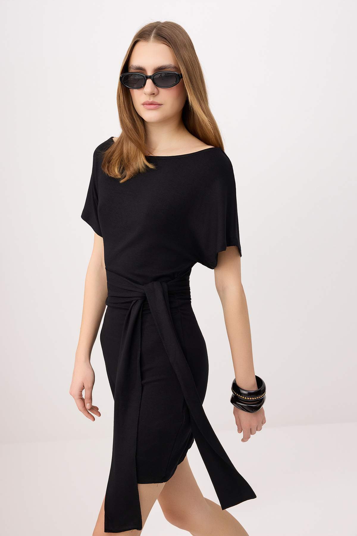 Trendyolmilla  Siyah Bodycon Asimetrik Yaka Bağlama Detaylı Kısa Yumuşak Örme Elbise TWOSS26EL00256 - Görsel 2