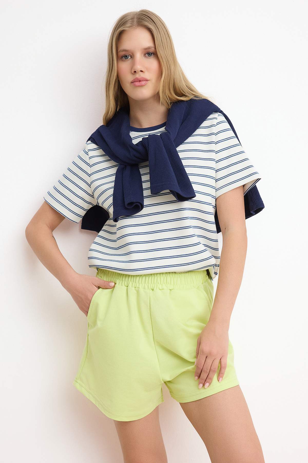 Trendyolmilla  Sarı-Lacivert2'li Paket Relaxed-Rahat Kalıp Kısa Esnek Örme Şort&Bermuda TWOSS25SR00084 - Görsel 5