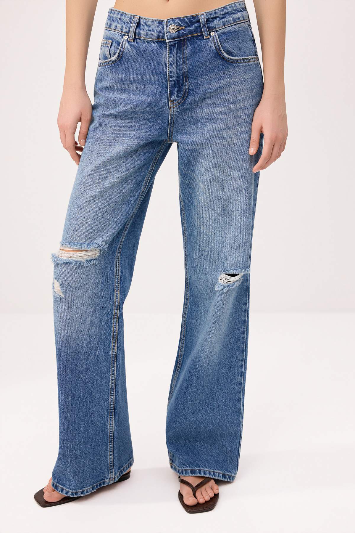Trendyolmilla  Mavi Yırtık Detaylı Normal Bel Wide Leg Jeans TWOSS26JE00265 - Görsel 4