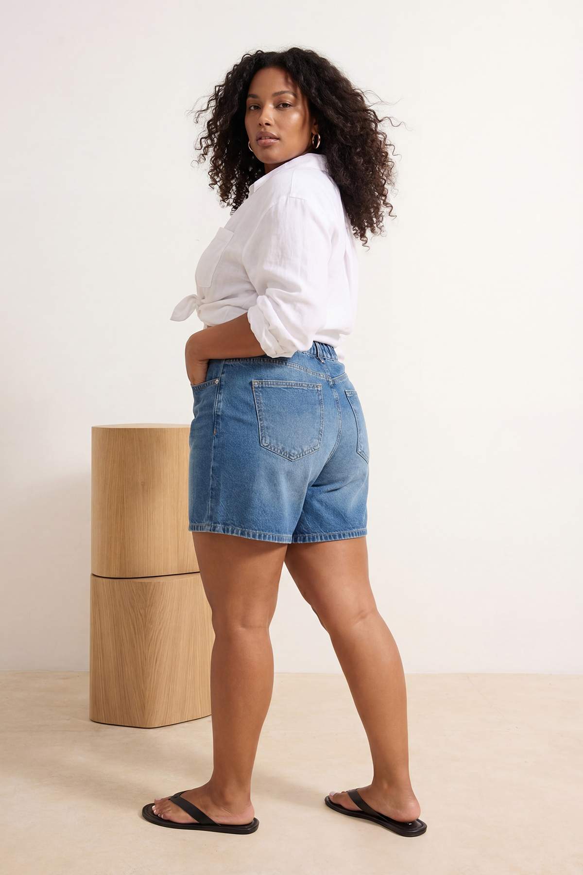 Trendyolmilla  Mavi Yüksek Lastikli Bel City Boy %100 Pamuk Non-Stretch Büyük Beden Denim Şort TBBSS26AP00017 - Görsel 3