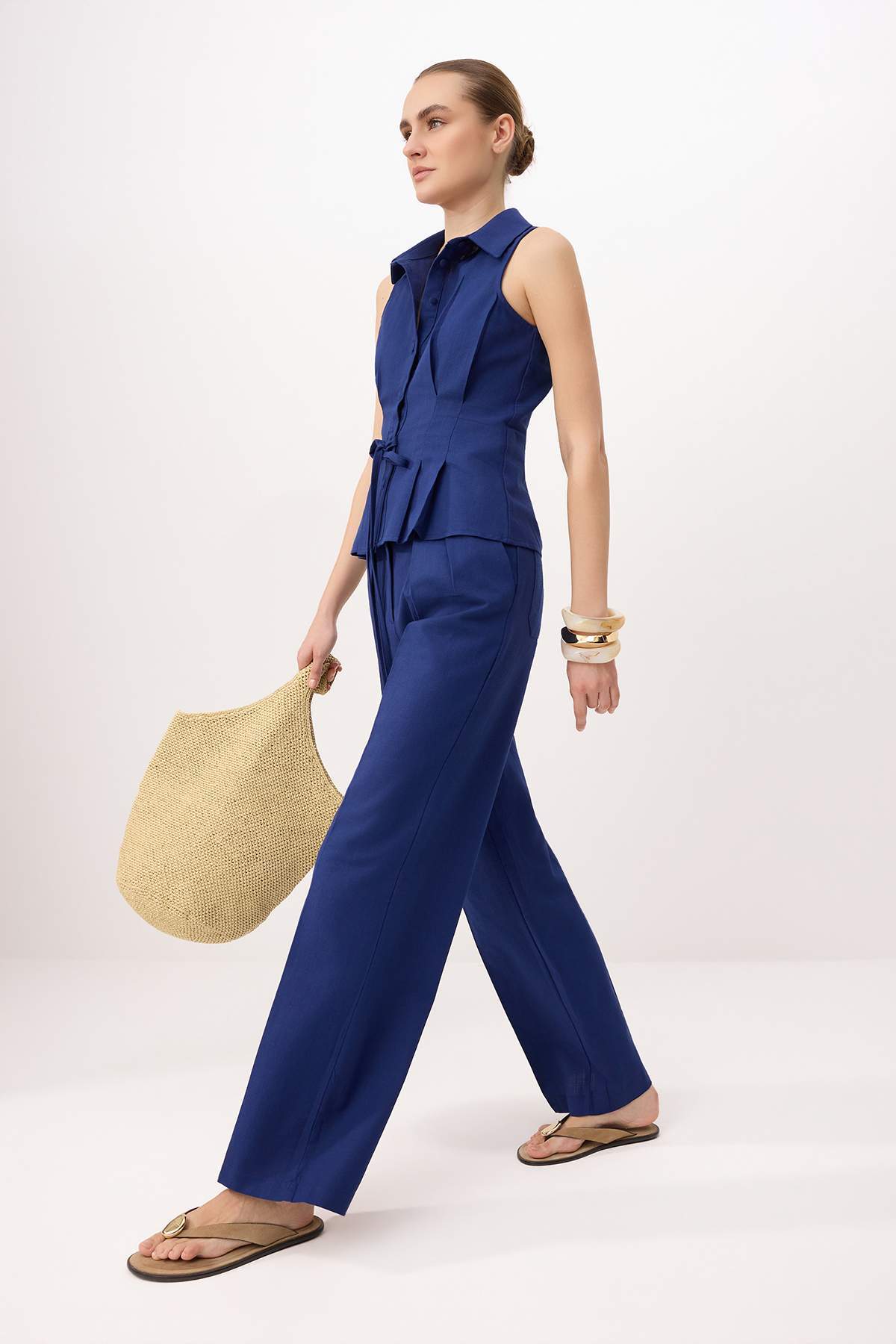 Trendyolmilla  Lacivert Keten Görünümlü Yelek Pantolon Dokuma Alt - Üst Takım TWOSS26AU00104 - Görsel 2