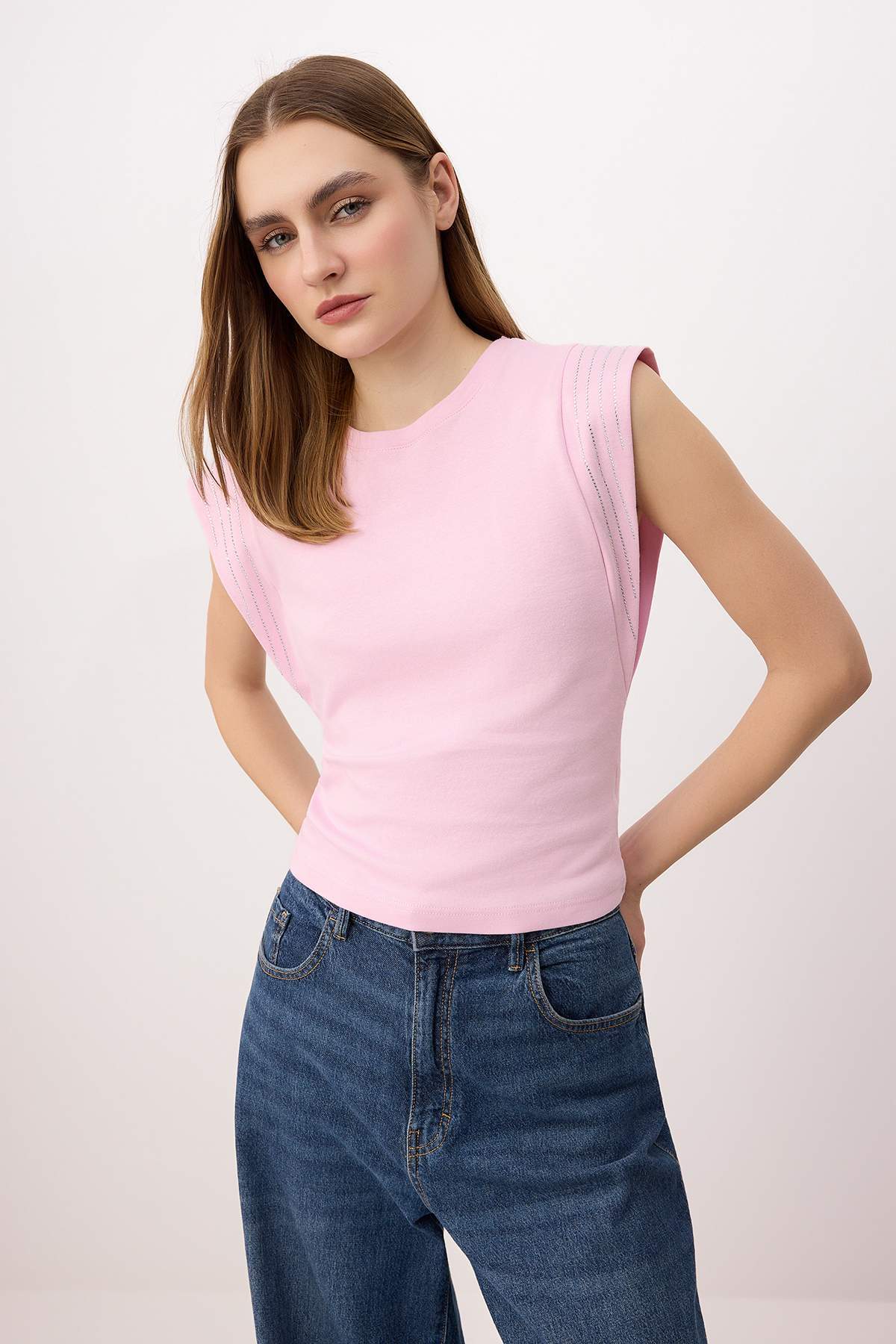 Trendyolmilla  Pembe Regular/Normal Kalıp Kolsuz Taş Detaylı Tok %100 Pamuk Örme T-shirt TWOSS26TS00231