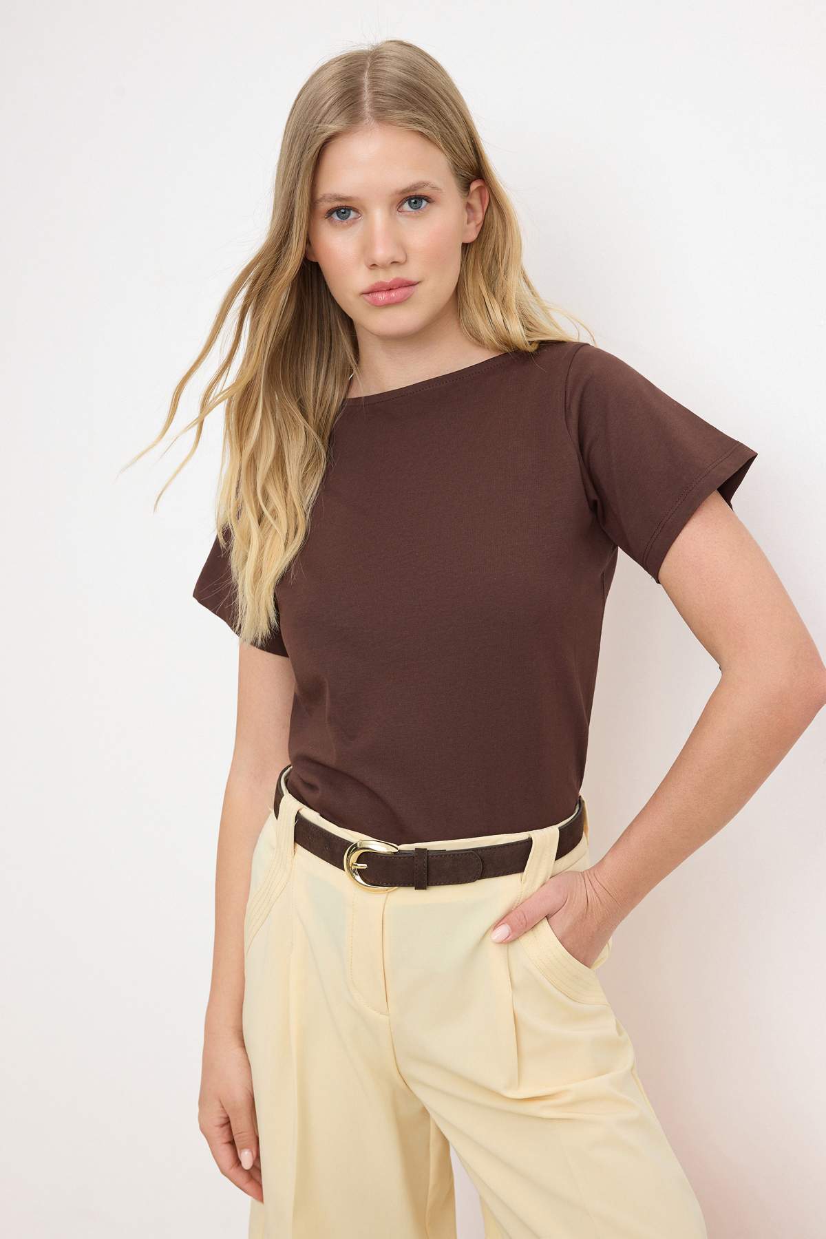 Trendyolmilla Kahverengi Fitted Kayık Yaka Kısa Kollu %100 Pamuk Örme T-shirt TWOSS26TS00004