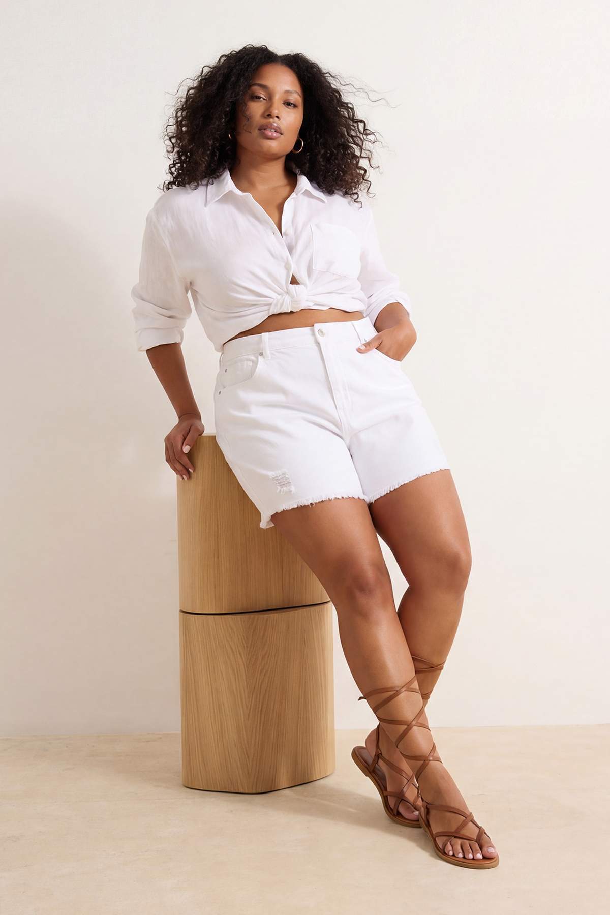 Trendyolmilla  Beyaz Yırtıklı Lastikli Normal Bel Mini %100 Pamuk Non-Stretch Büyük Beden Denim Şort TBBSS26AP00019 - Görsel 3