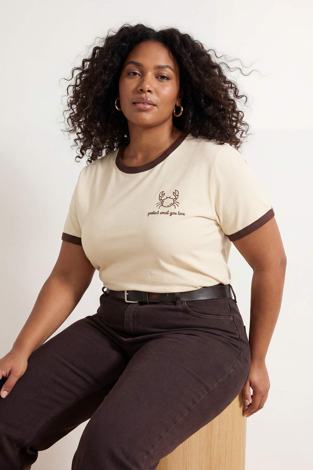 Trendyolmilla Curve Taş %100 Pamuk Nakışlı Kontrast Biye Detaylı Örme Büyük Beden T-Shirt TBBSS26BF00012
