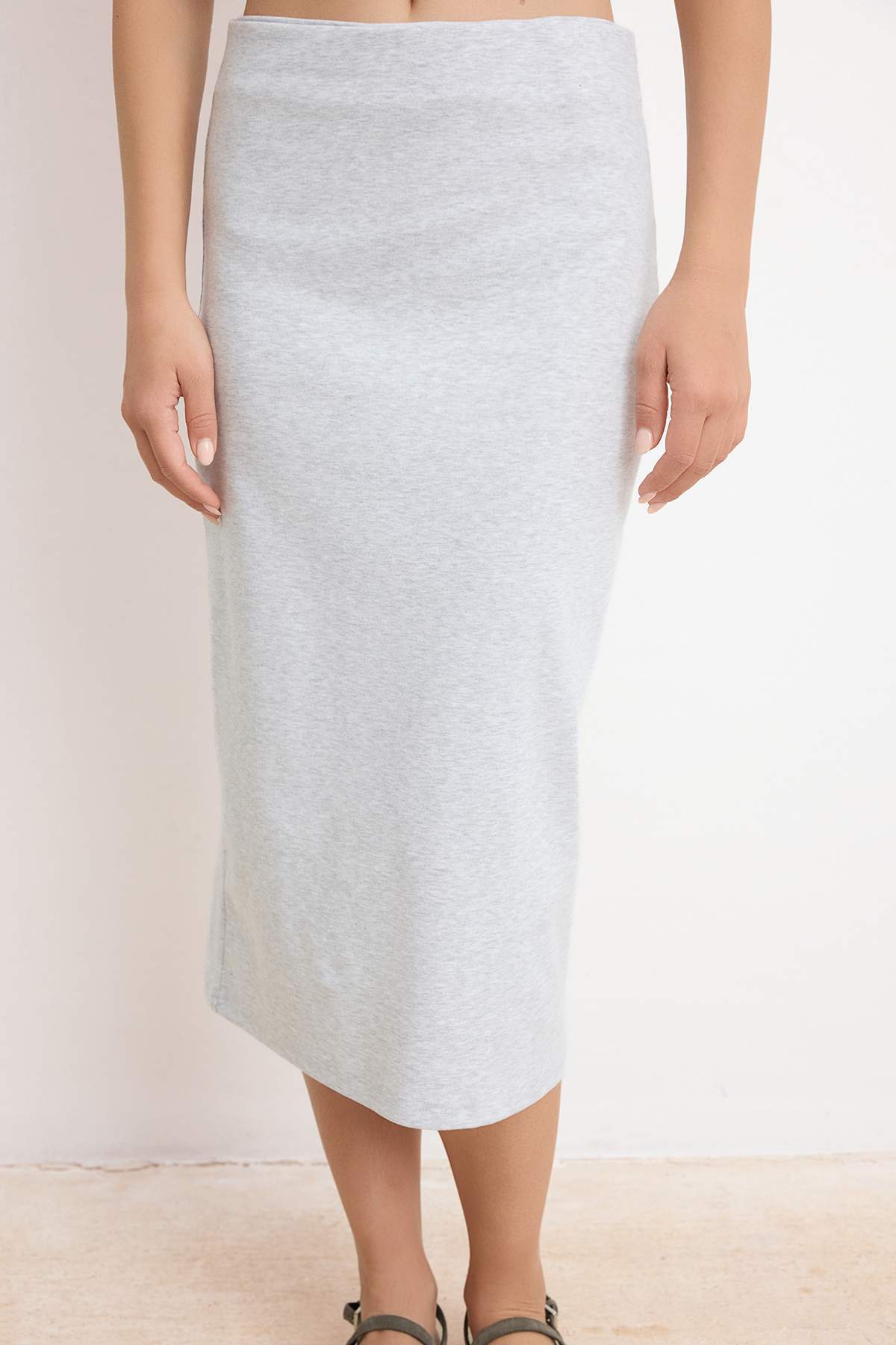 Trendyolmilla  Gri Melanj Düz Regular Kalın Askılı Kolsuz Crop Pamuk Ribana Örme Alt - Üst Takım TWOSS26AU00132 - Görsel 3