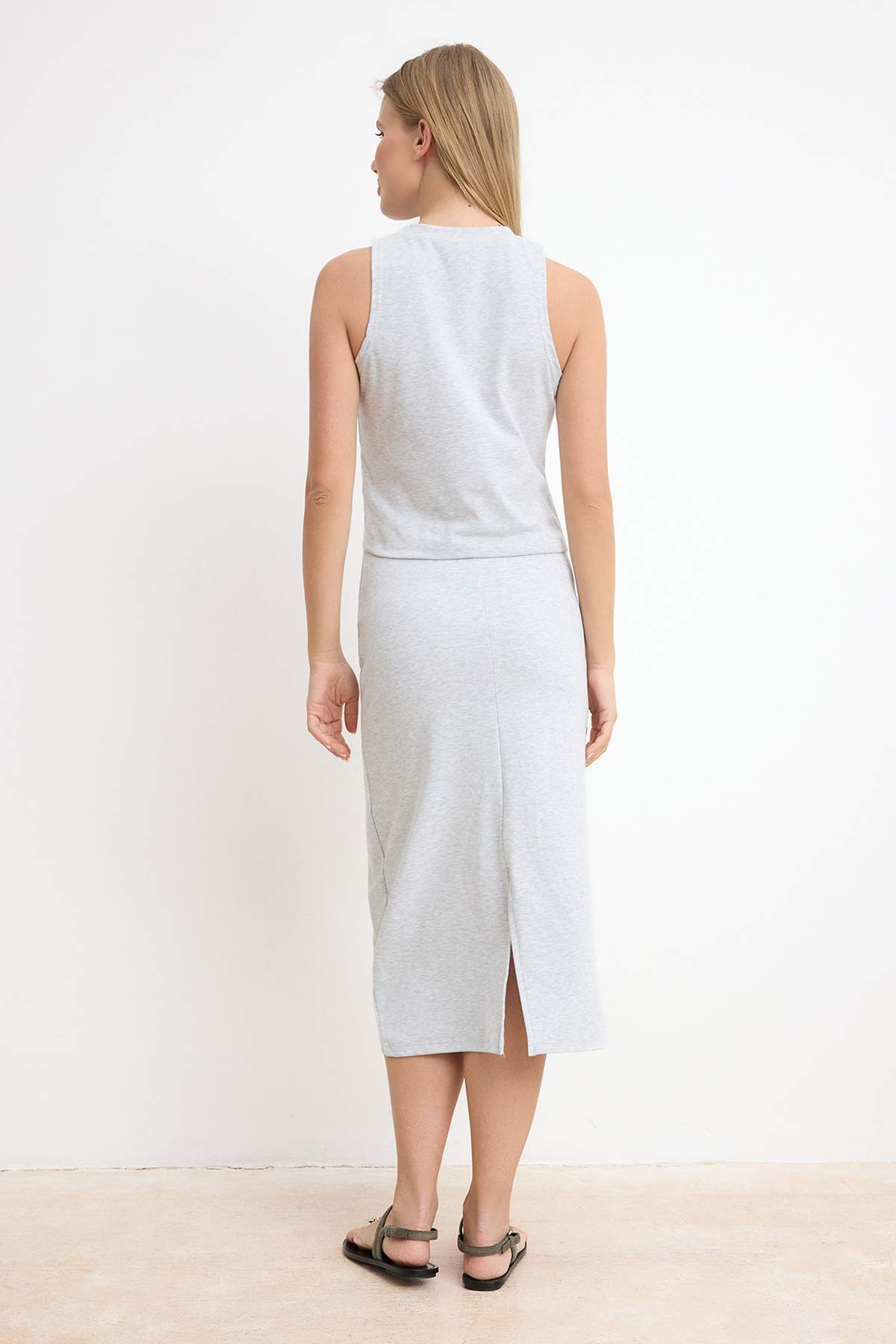 Trendyolmilla  Gri Melanj Düz Regular Kalın Askılı Kolsuz Crop Pamuk Ribana Örme Alt - Üst Takım TWOSS26AU00132 - Görsel 4