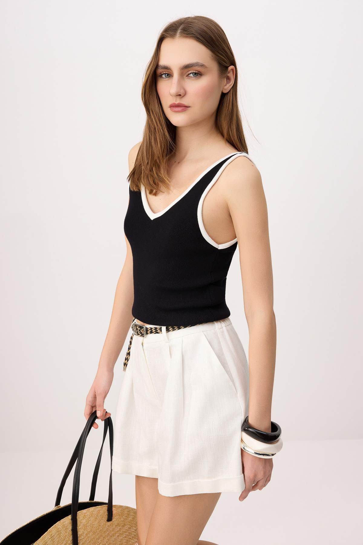 Trendyolmilla  Beyaz Keten Görünümlü Kısa Kemerli Şort & Bermuda TWOSS26SR00035 - Görsel 2