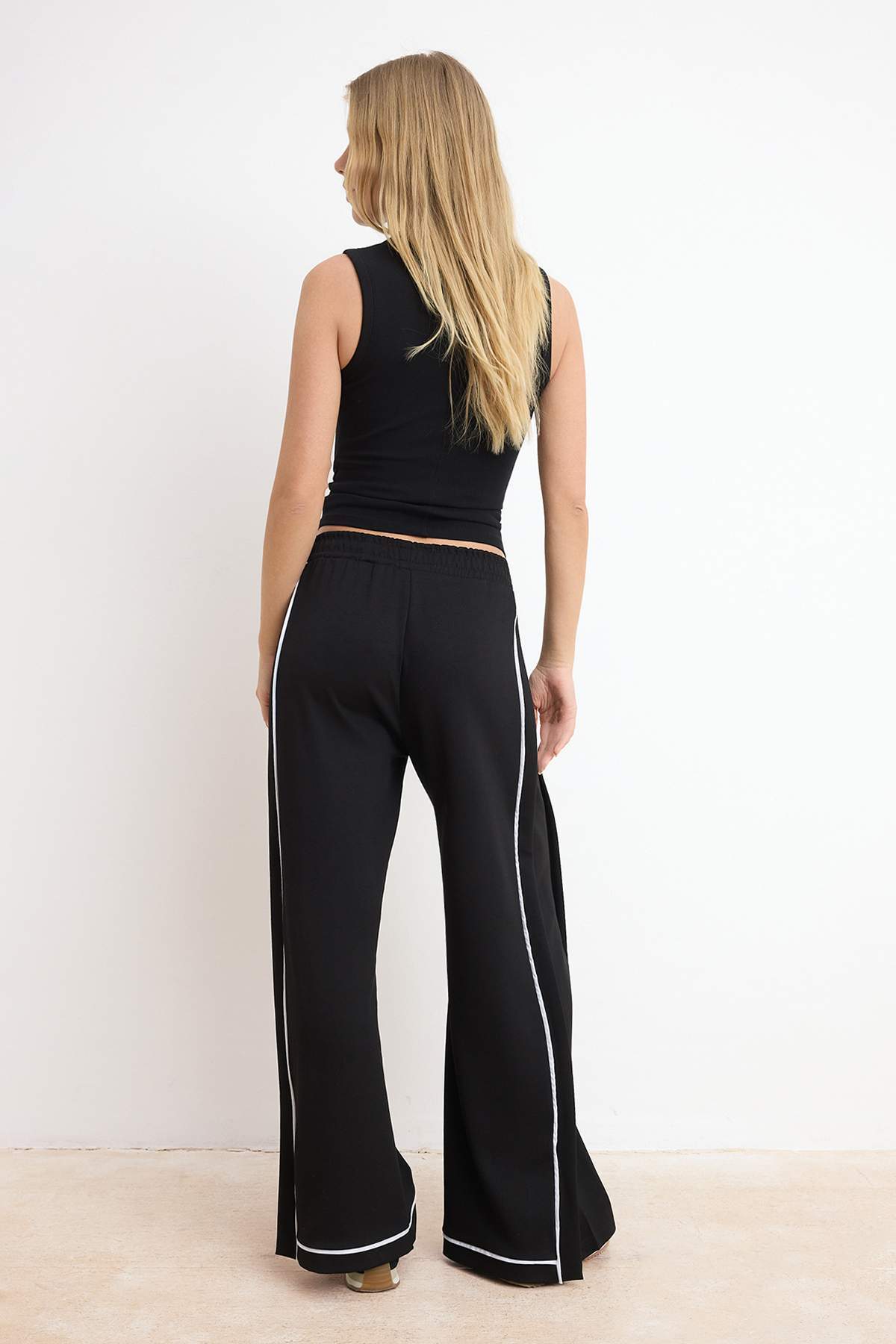 Trendyolmilla  Siyah Wide Leg/Geniş Paça Biyeli Normal Bel Soft Touch Örme Pantolon TWOSS26PL00138 - Görsel 4