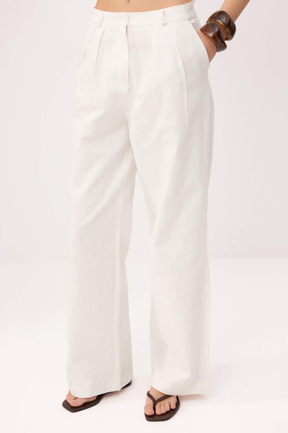 Trendyolmilla  Beyaz Keten Görünümlü Yelek Pantolon Dokuma Alt - Üst Takım TWOSS26AU00104 - Görsel 3