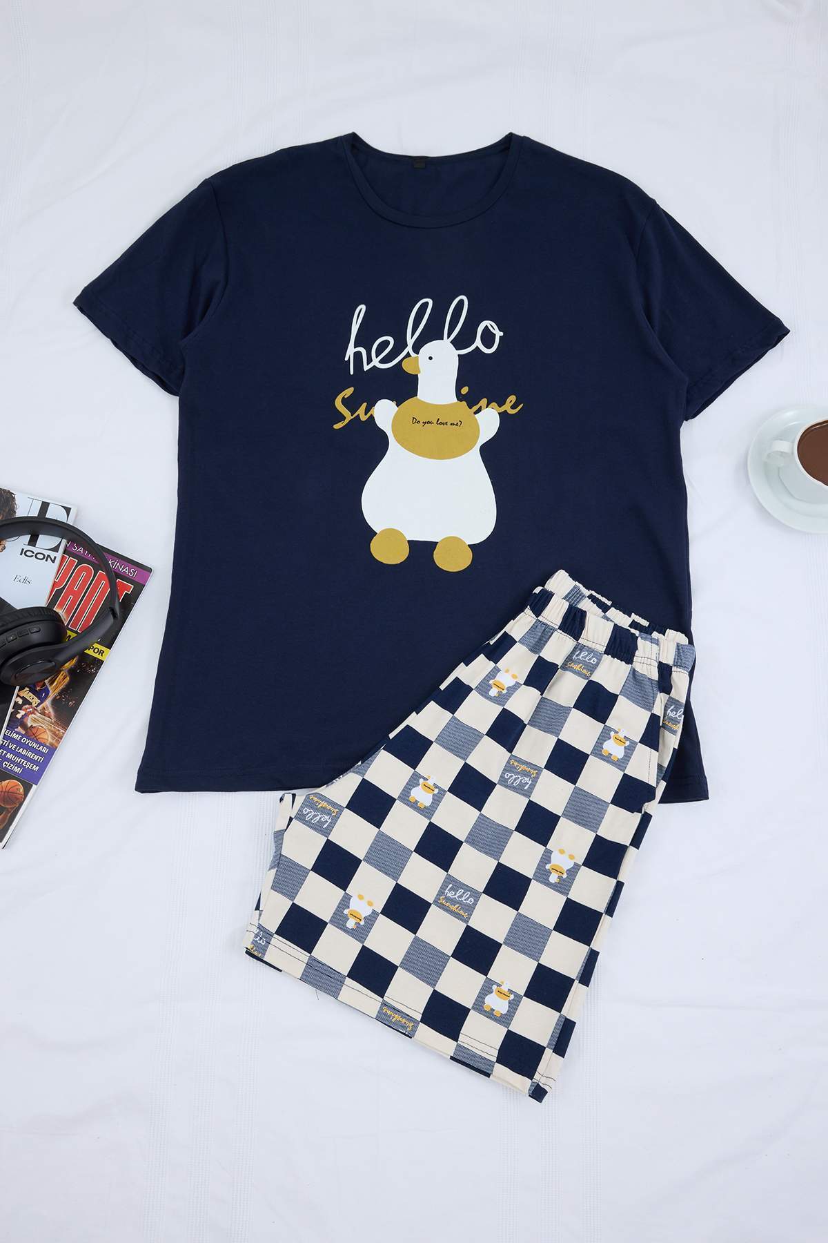 Trendyolmilla Man Lacivert Kısa Kollu Pamuklu Ekose Desenli Ördek Baskılı Şortlu Pijama Takımı TMNAW26PT00008