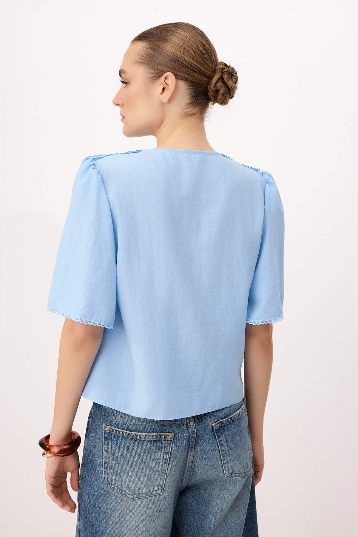 Trendyolmilla  Bebe Mavisi Fırfır Detaylı Önü Bağlamalı Dokuma Bluz TWOSS26BZ00535 - Görsel 4