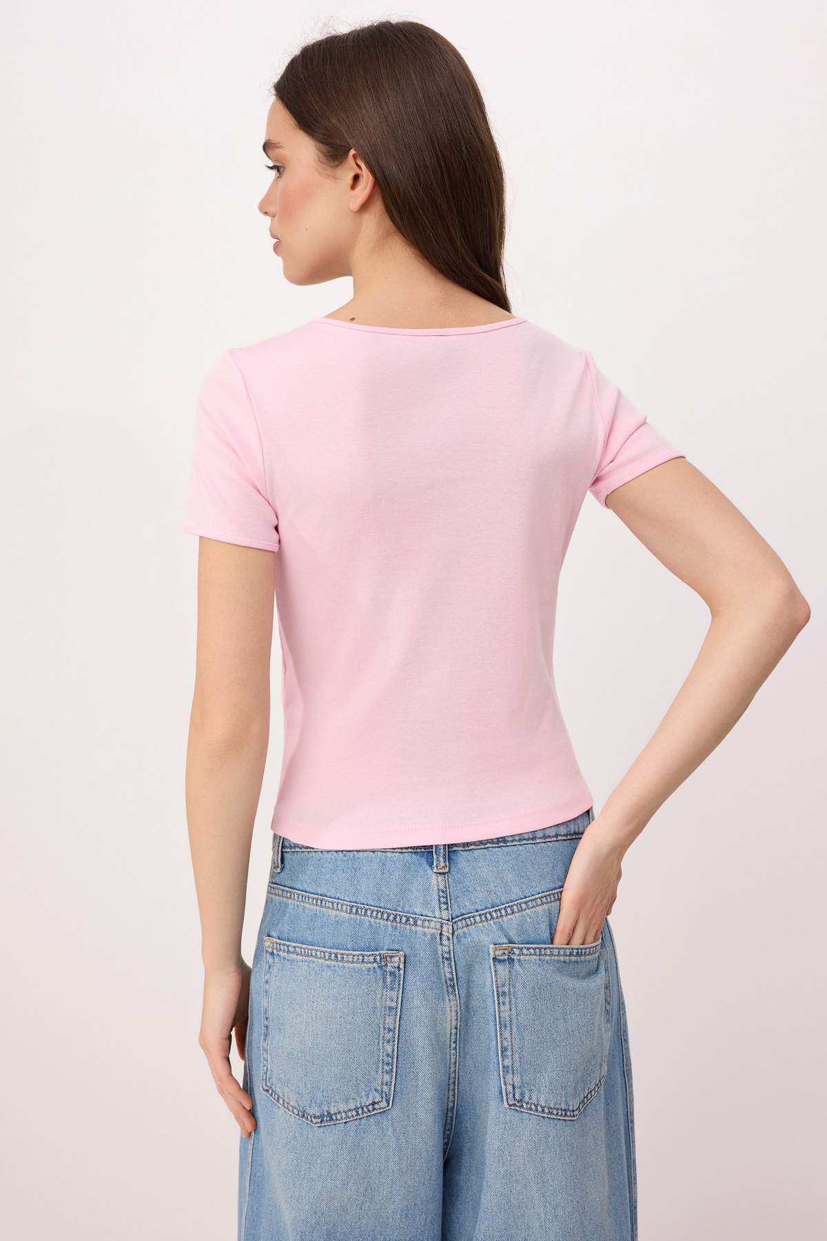 Trendyolmilla  Pembe Düz Fitted Kaçık Yaka Standart Kol Crop Pamuk Ribana Örme T-Shirt TWOSS26TS00203 - Görsel 4