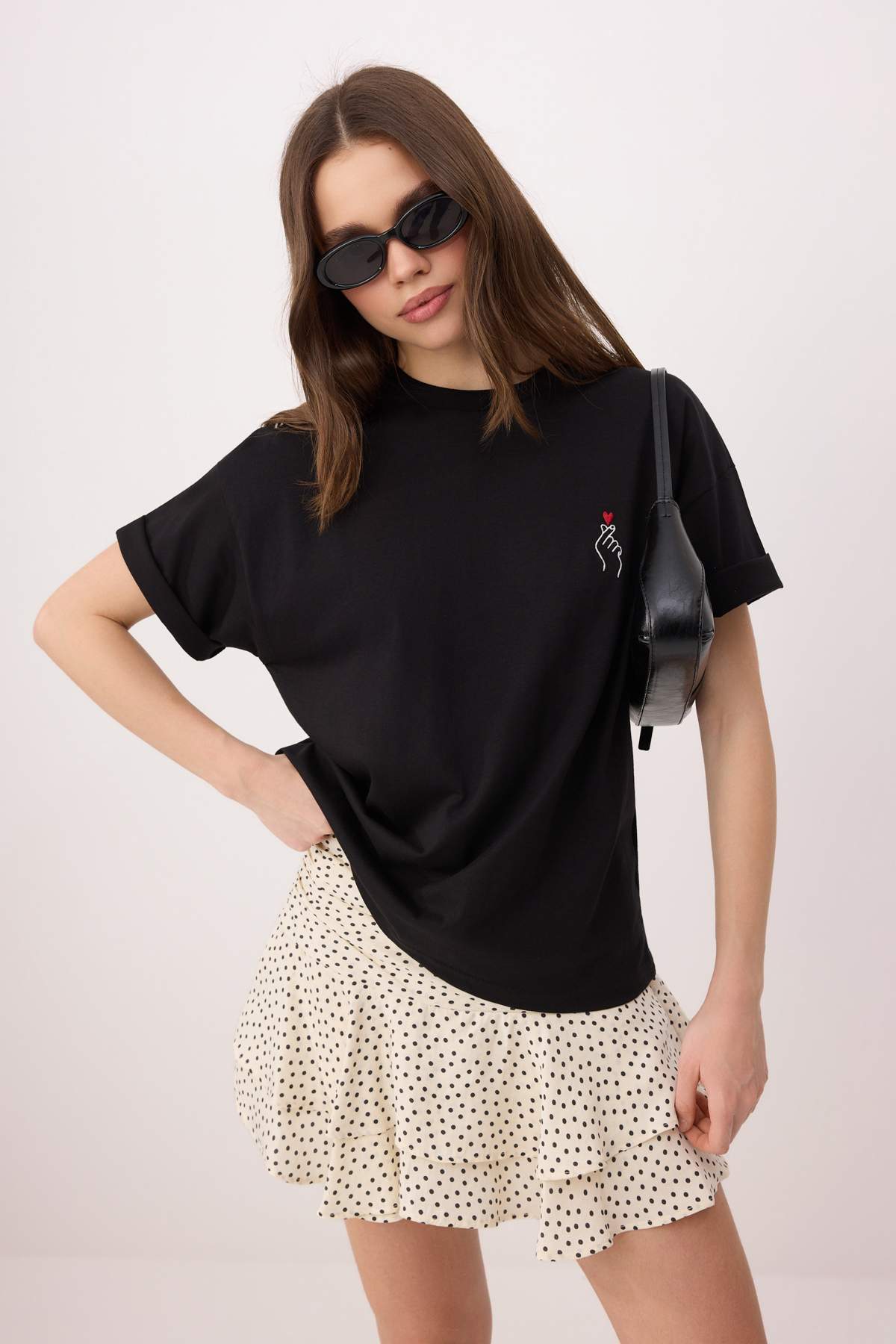 Trendyolmilla  Siyah Nakışlı/İşlemeli Oversize/Geniş Kalıp %100 Pamuk Örme T-Shirt TWOSS26TS00165