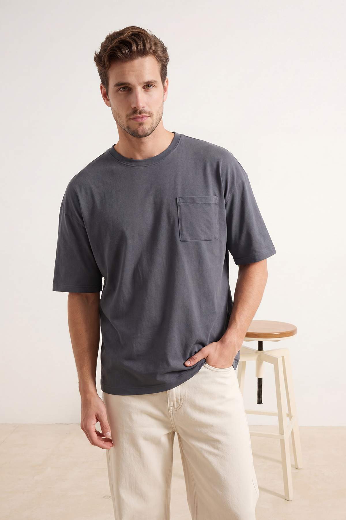 Trendyolmilla Man Antrasit Oversize/Geniş %100 Pamuk Bisiklet Yaka Cepli T-Shirt TMNSS26TS00016