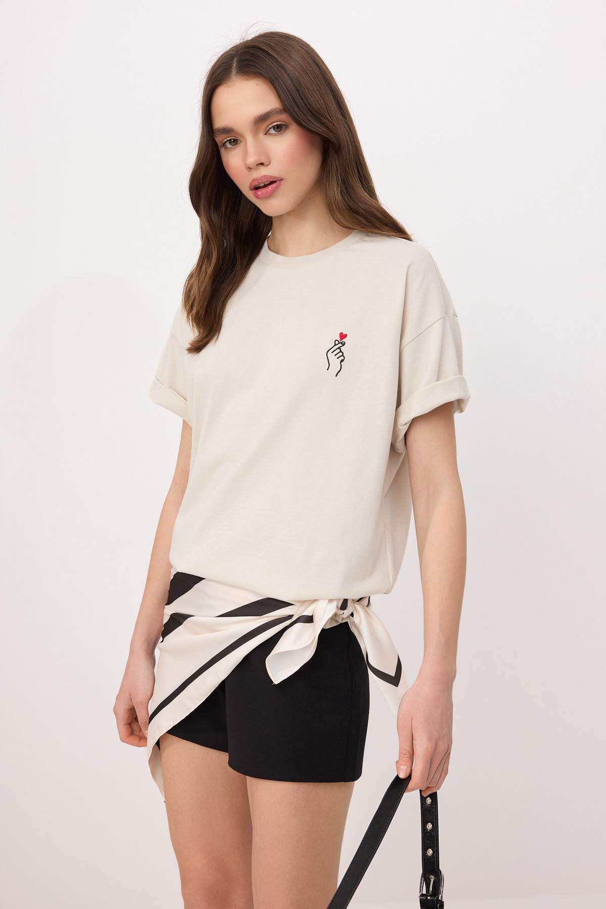 Trendyolmilla  Taş Nakışlı/İşlemeli Oversize/Geniş Kalıp %100 Pamuk Örme T-Shirt TWOSS26TS00165 - Görsel 2