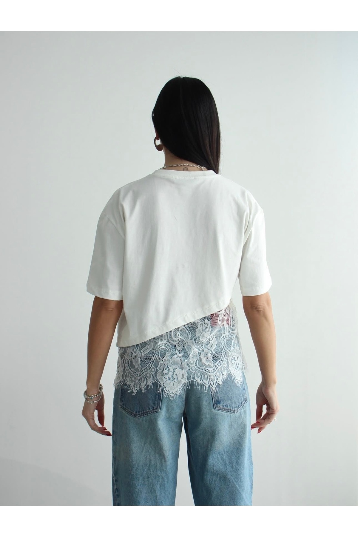 LİNDALİNA TEKSTİL  Kadın Bisiklet Yaka Rahat Kalıp Dantel Detaylı Asimetrik Tasarım Pamuklu T-Shirt - Görsel 5