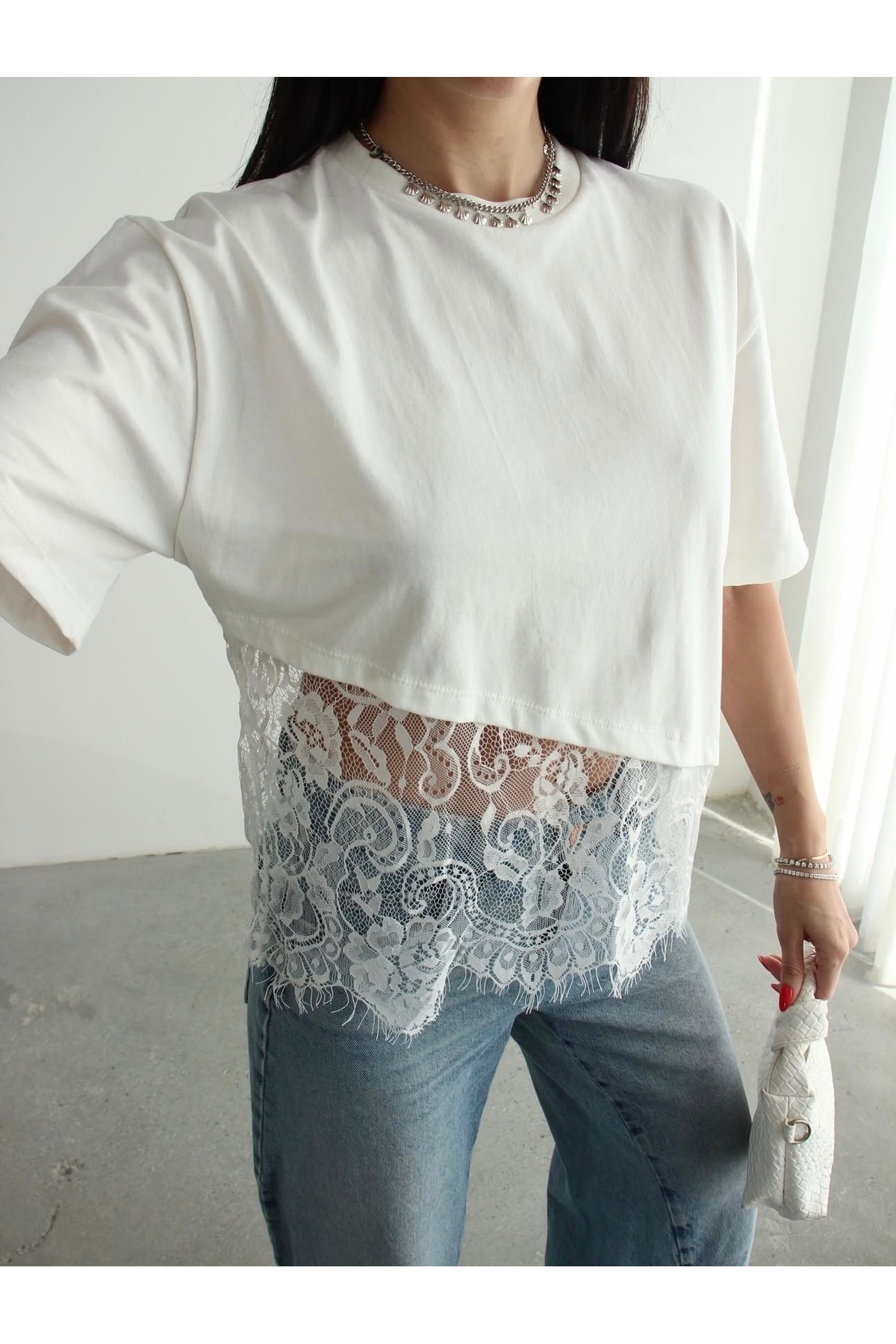 LİNDALİNA TEKSTİL  Kadın Bisiklet Yaka Rahat Kalıp Dantel Detaylı Asimetrik Tasarım Pamuklu T-Shirt - Görsel 4