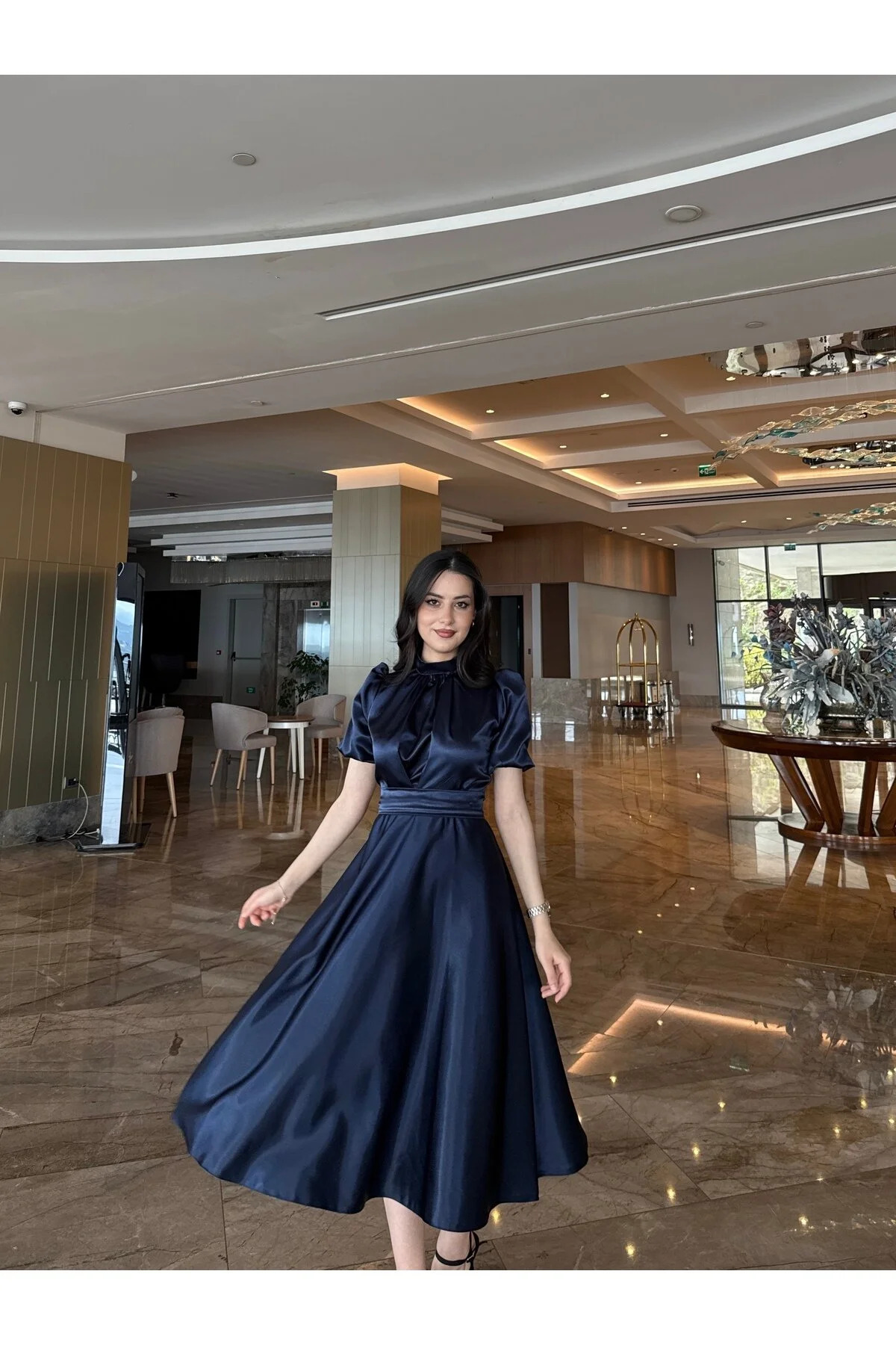 Sheeny Nil tmavě modrá rozšířená sukně saténové midi večerní šaty