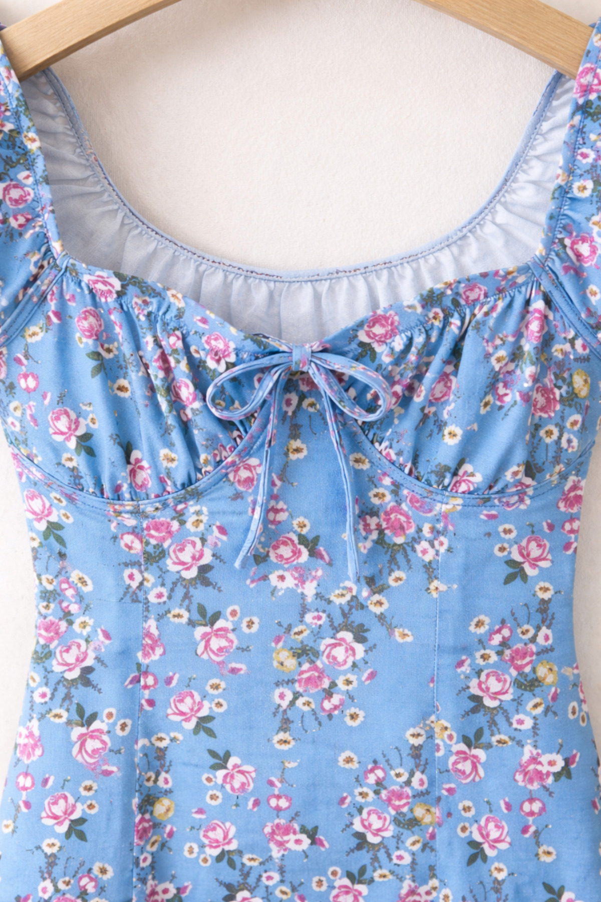 Blaues und pinkes geblümtes Midikleid mit Schlitz - Görsel 6
