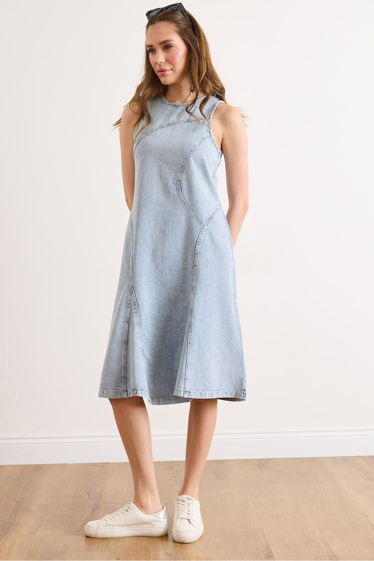 Kadın Açık Mavi Sırtı Fermuarlı Dikiş Detaylı Midi Denim Elbise ELB-19002612