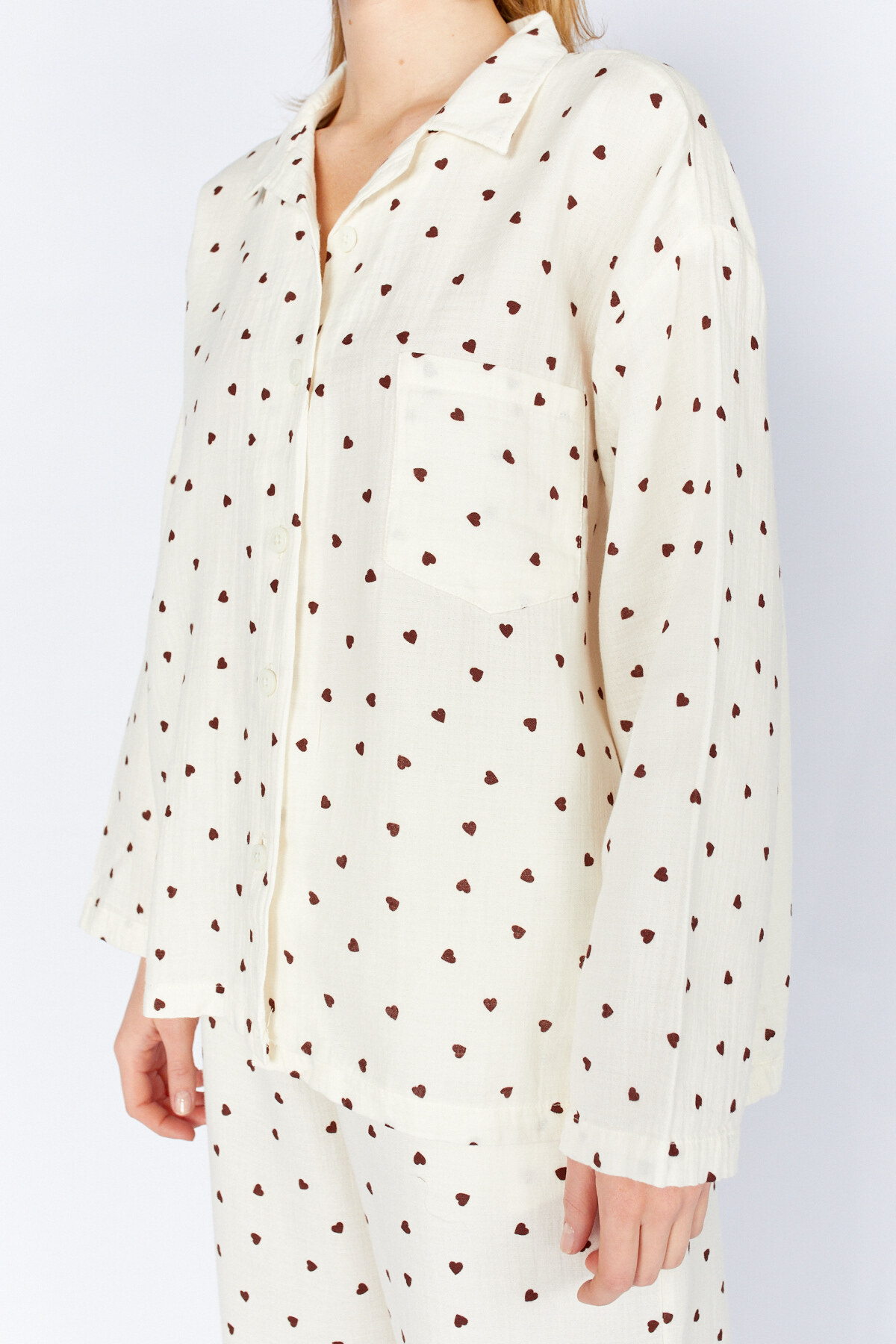 EDITION WOMAN Ekru Apaş Yaka Gömlek Ve Cep Detaylı Pantolon Müslin Kalp Desenli Yıkamalı Pijama Takım I EK1001373 görsel 4