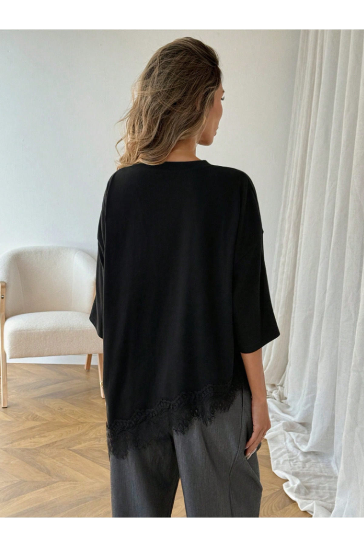 MOONBULL  Kadınlar için Günlük Kullanım İçin Düz Renk Asimetrik Etekli Dantel Yama Detaylı Tişört Günlük Giyim - Görsel 2