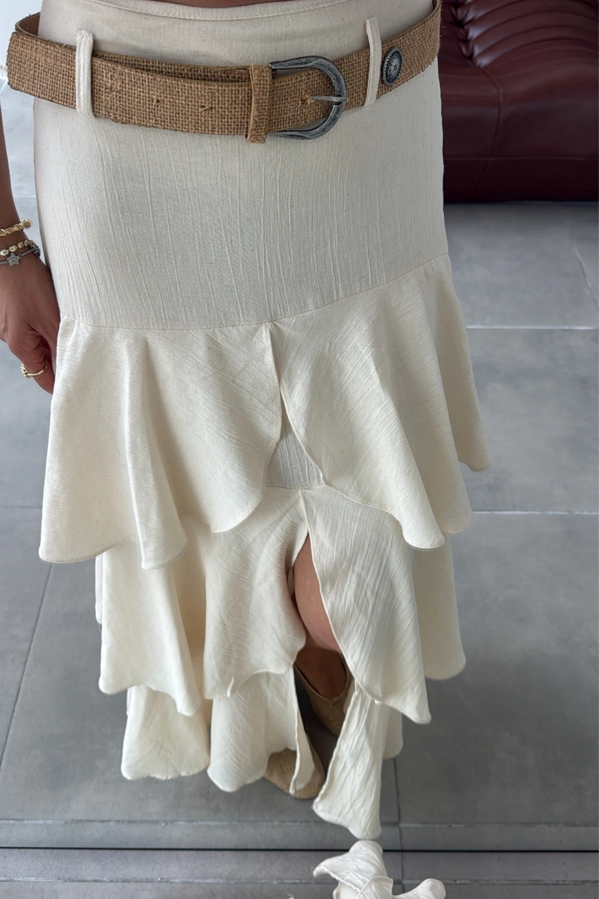 SHILSEE BEUTİQUE  KADIN KEMERLİ YIRTMAÇ DETAYLI MAXI KIRINKIL ETEK KREM - Görsel 3