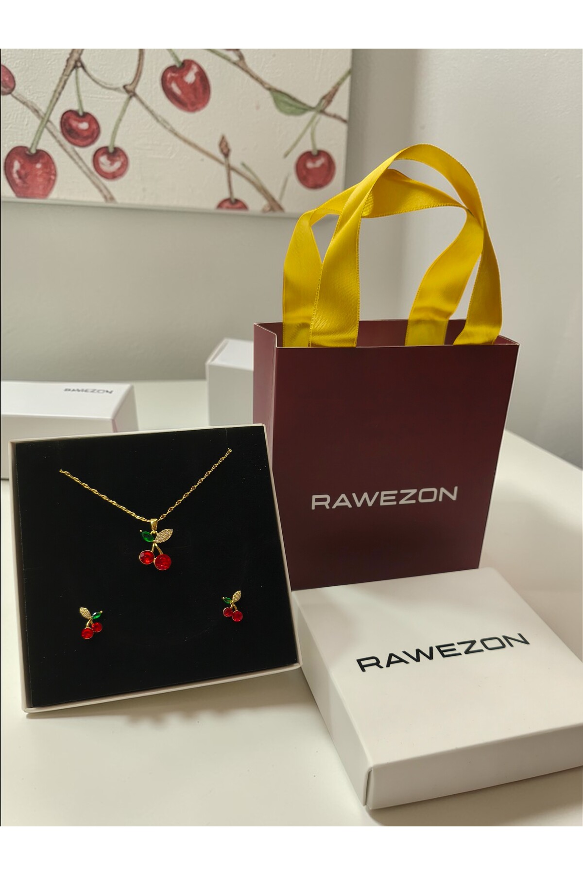 RAWEZON Kutulu Çantalı Kırmızı Kiraz Set-Prinç Kolye ve Küpe Sevgiliye Hediye Arkaşada Eşinize Doğum Günü fotoğrafı 3 (önizleme)