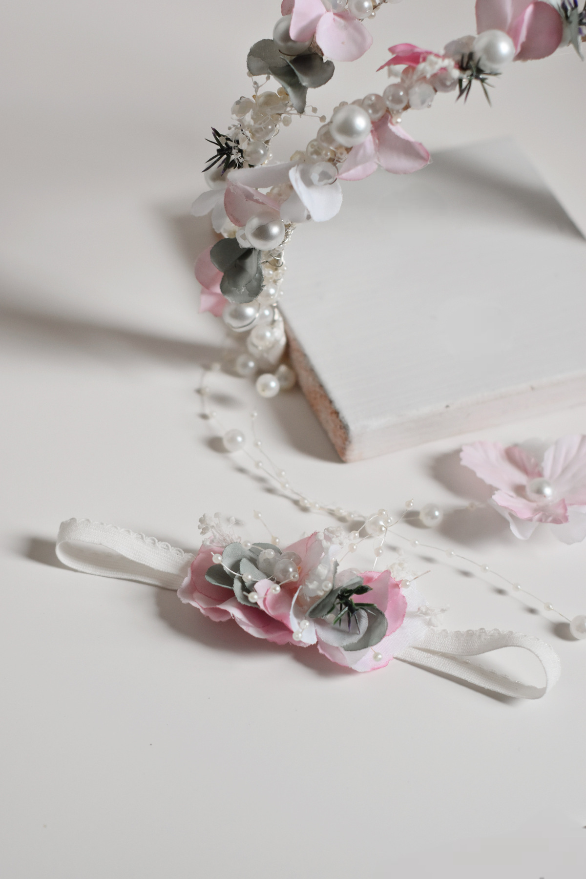 ROYAL ROX RoyalRox İnci ve Kristal Küpeli Lohusa Anne Tacı & Yenidoğan Bebek Bandı Seti – Mint Pudra Çiçekli fotoğrafı 3 (önizleme)