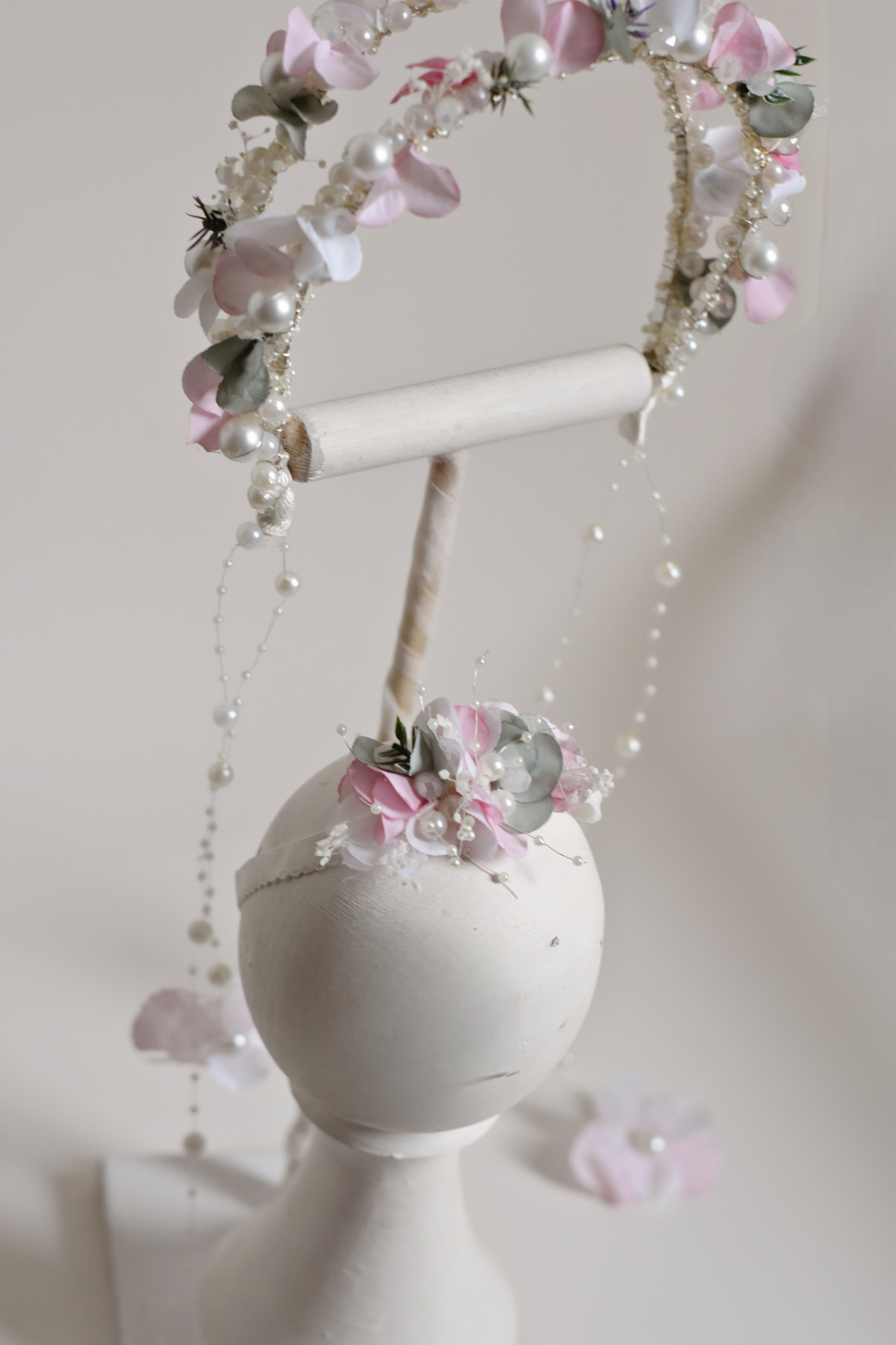 ROYAL ROX RoyalRox İnci ve Kristal Küpeli Lohusa Anne Tacı & Yenidoğan Bebek Bandı Seti – Mint Pudra Çiçekli fotoğrafı 2 (önizleme)