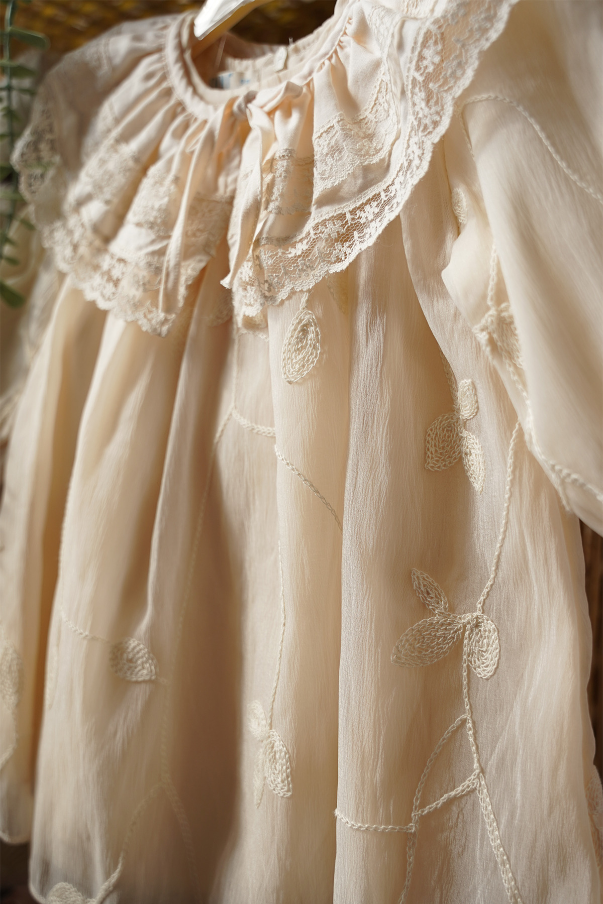 ALYRA Vintage Tarzı Krem Renkli Nakışlı Fiyonk Detaylı Uzun Kollu Bebek Elbisesi Özel Gün Elbise 9-24 Ay fotoğrafı 5 (önizleme)
