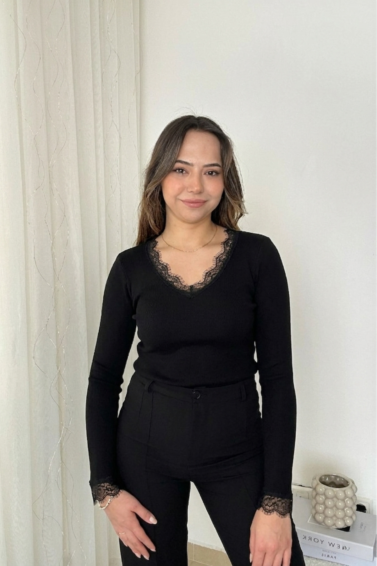 İnouveaue  Siyah V Yaka Dantel Detaylı Kadın Triko - Görsel 2