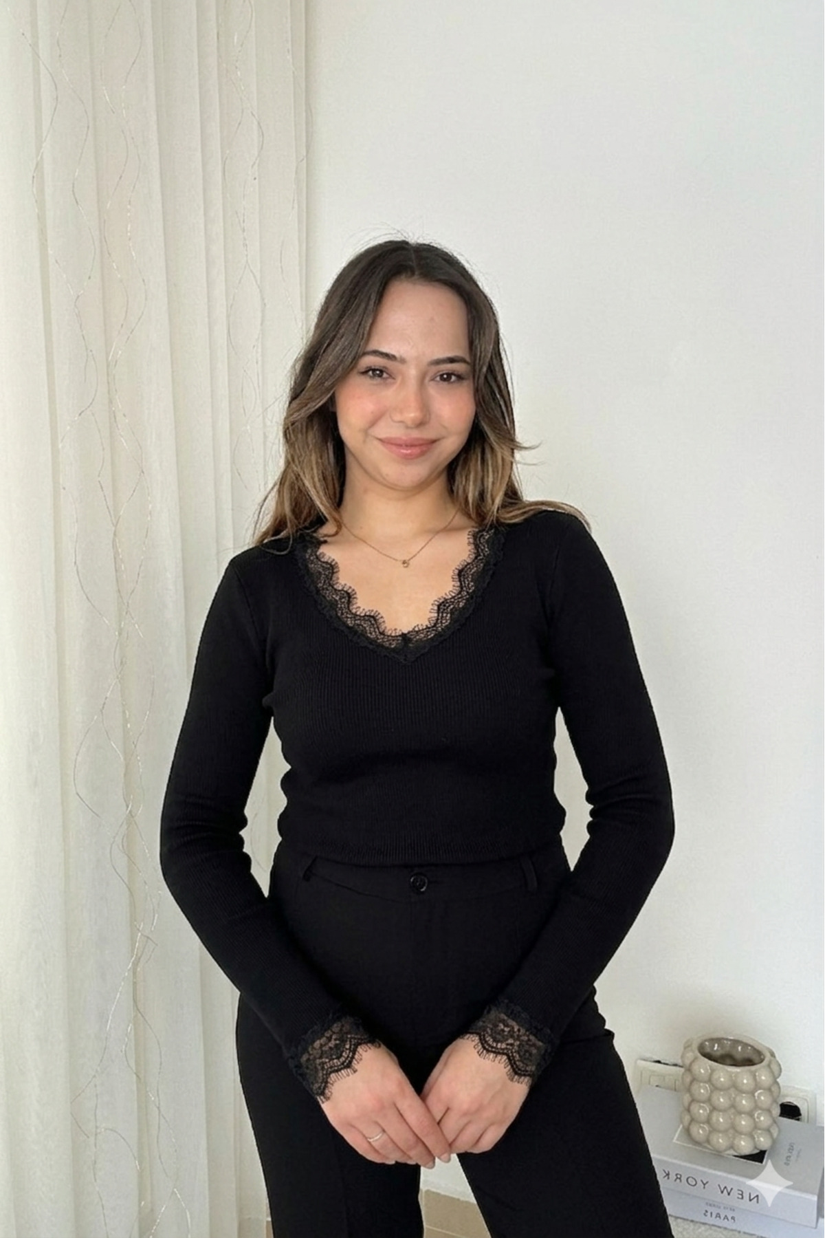 İnouveaue  Siyah V Yaka Dantel Detaylı Kadın Triko - Görsel 3