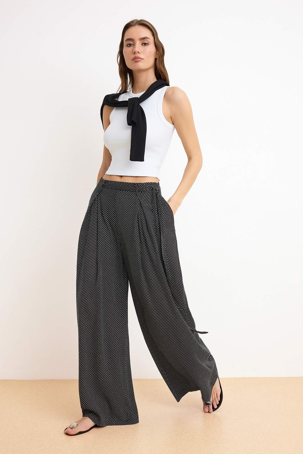 Trendyolmilla  Siyah Puantiyeli Viskon Rahat Bol Kesim Wide Leg/Geniş Paça Pantolon TWOSS26PL00056