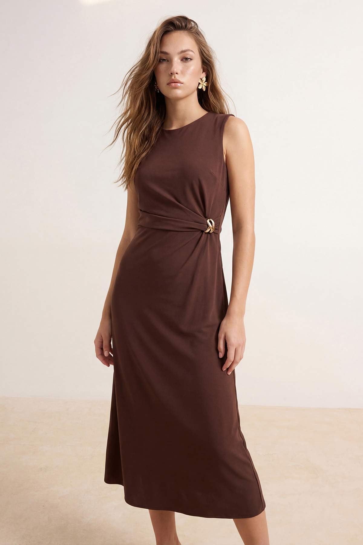 Trendyolmilla  Kahverengi Düz Vücudu Saran Aksesuar Detaylı Midi Dokuma Elbise TWOSS25EL00204
