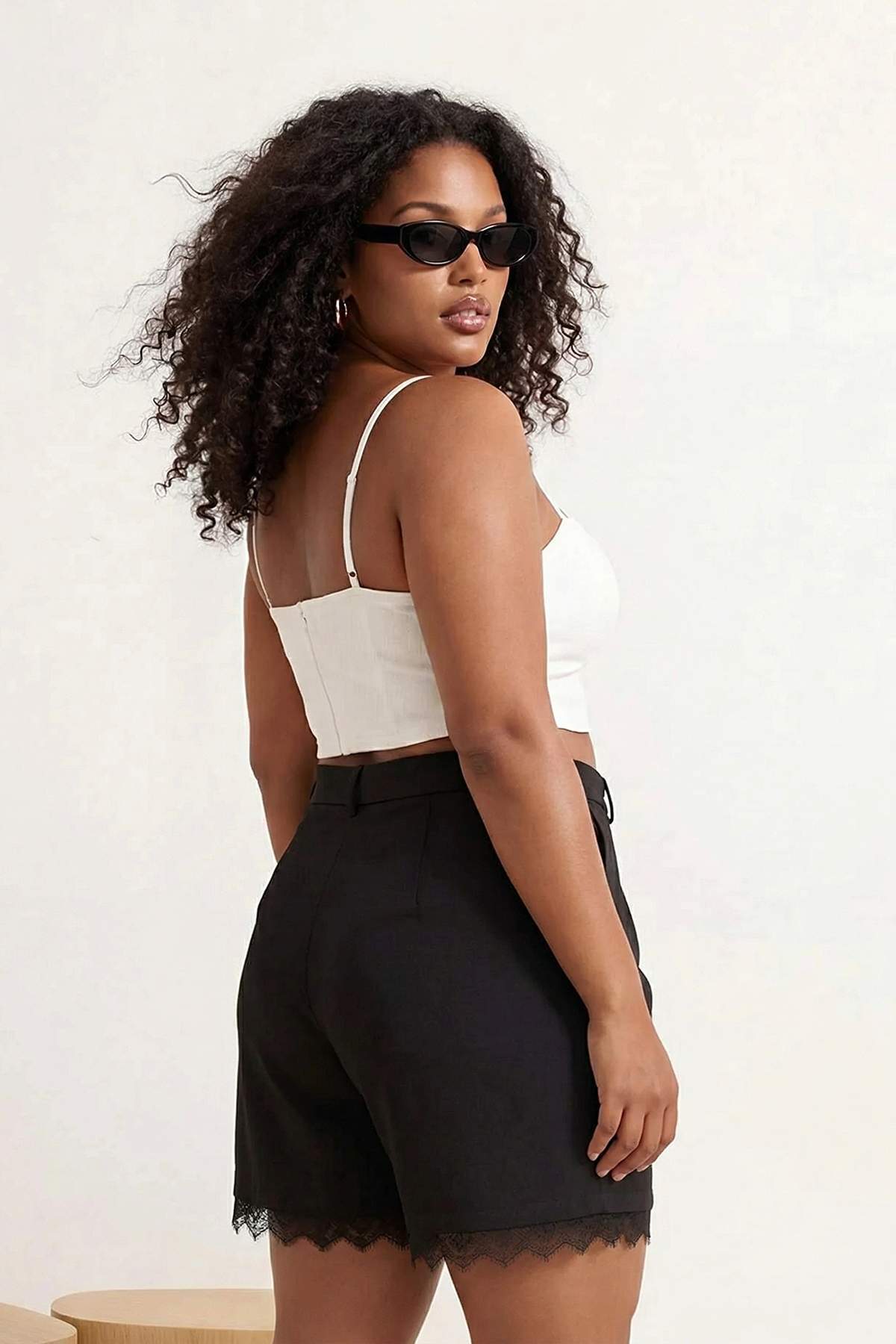 Trendyolmilla  Siyah Paçası Dantelli Dokuma Büyük Beden Şort TBBSS26AP00029 - Görsel 2