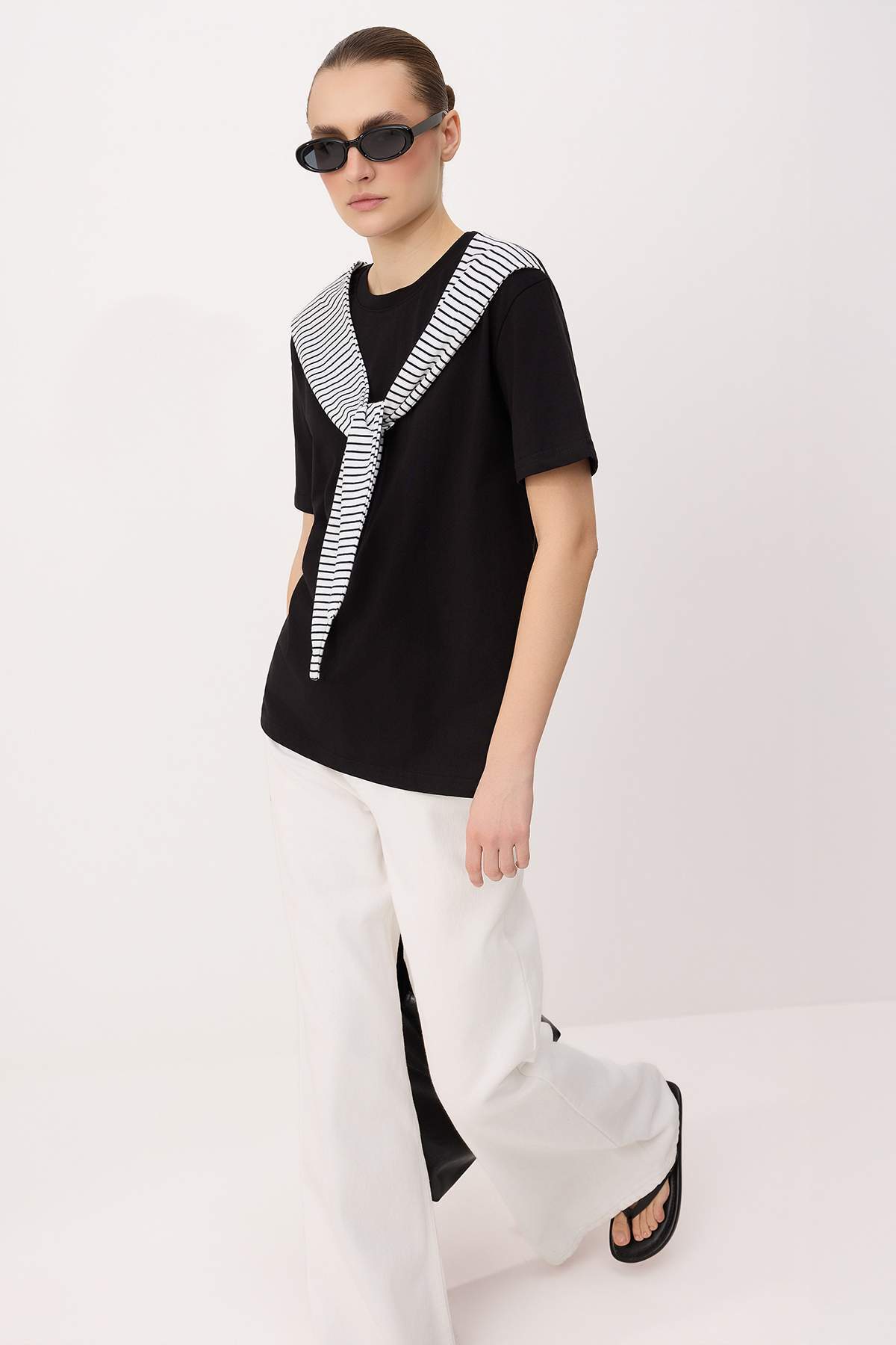 Trendyolmilla  Siyah Oversize/Geniş Kalıp Kısa Kollu Bağlama Detaylı Uzun Yumuşak Örme T-shirt TWOSS26TS00269 - Görsel 2