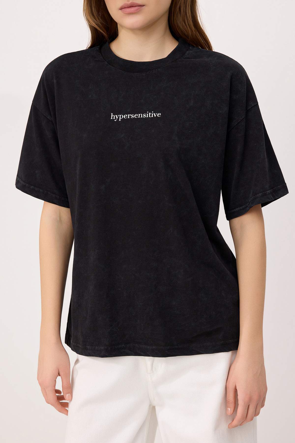 Trendyolmilla  Siyah Nakışlı / İşlemeli Oversize/Geniş Kalıp Kısa Kollu %100 Pamuk Örme T-Shirt TWOSS26TS00157 - Görsel 3