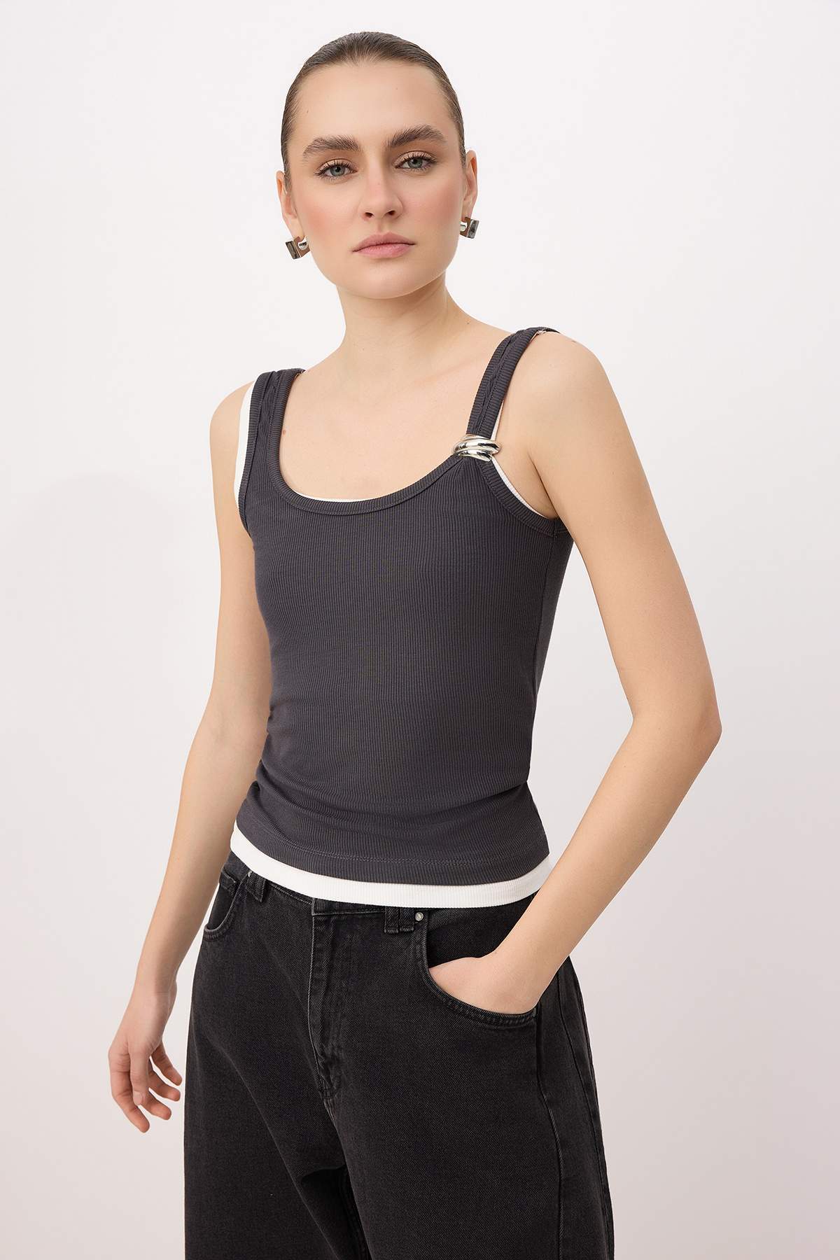 Trendyolmilla Antrasit İkili Fitted/Vücuda Oturan Havuz Yaka Aksesuarlı Fitilli Esnek Örme Bluz TWOSS26BZ00461