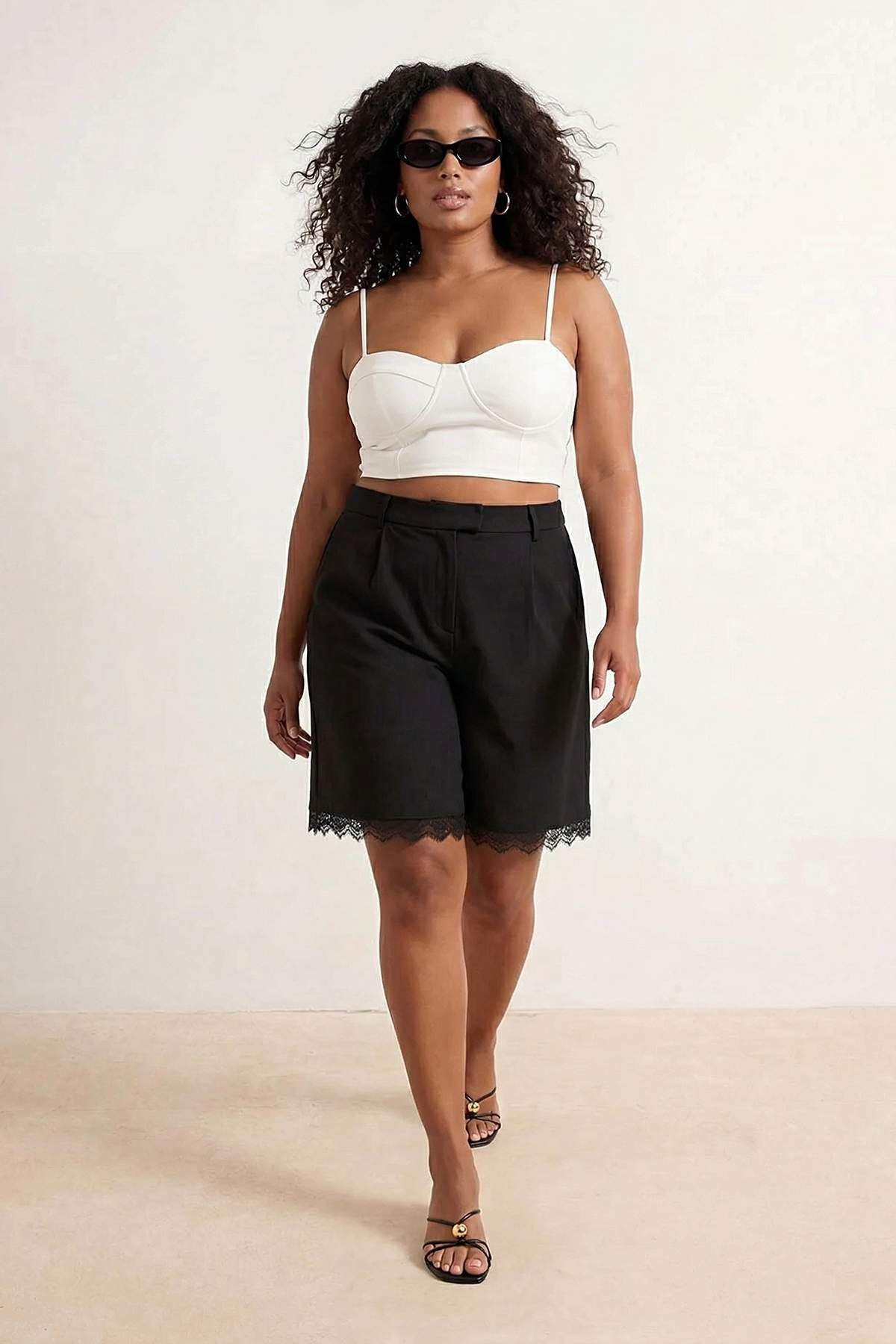 Trendyolmilla  Siyah Paçası Dantelli Dokuma Büyük Beden Şort TBBSS26AP00029