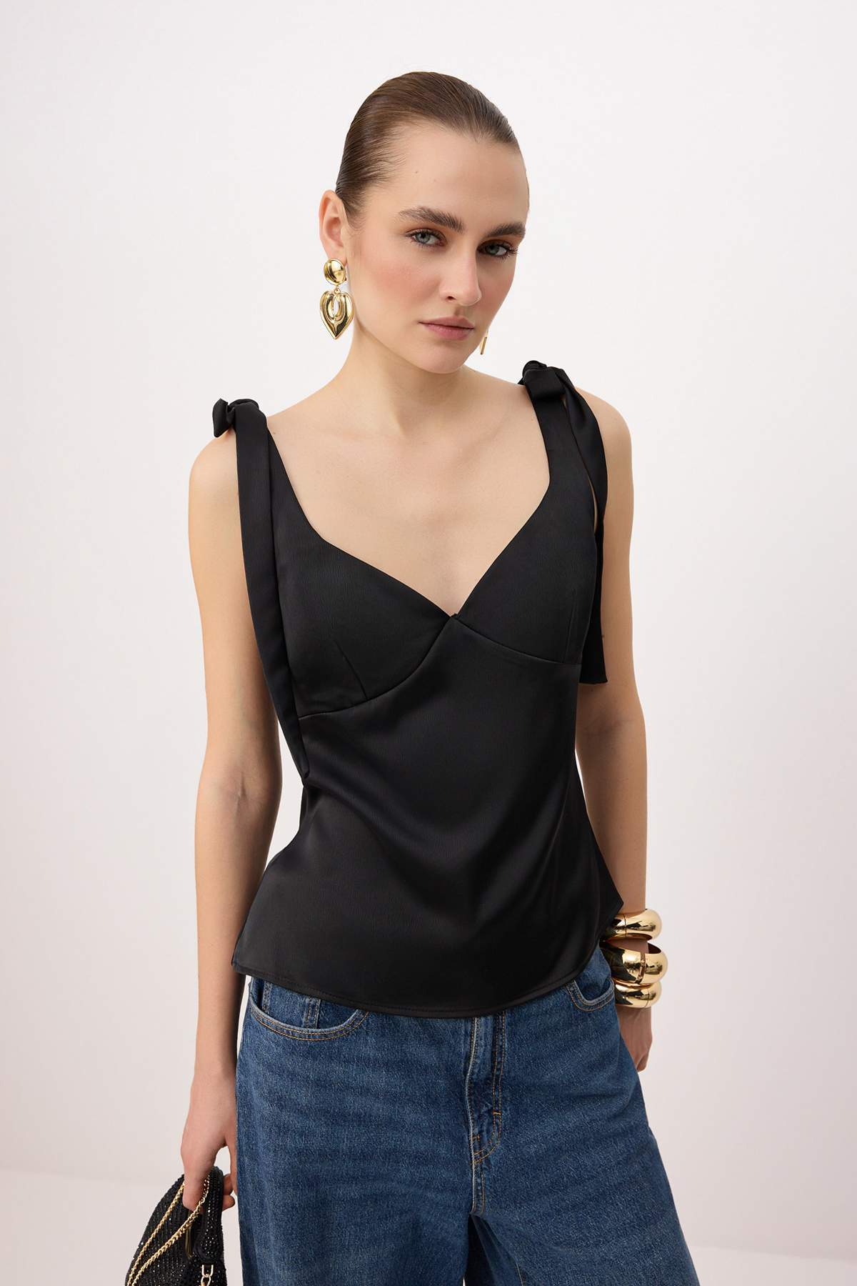 Trendyolmilla  Siyah Kalp Yaka Kolsuz Dokuma Saten Party Bluz TPRSS26BZ00057