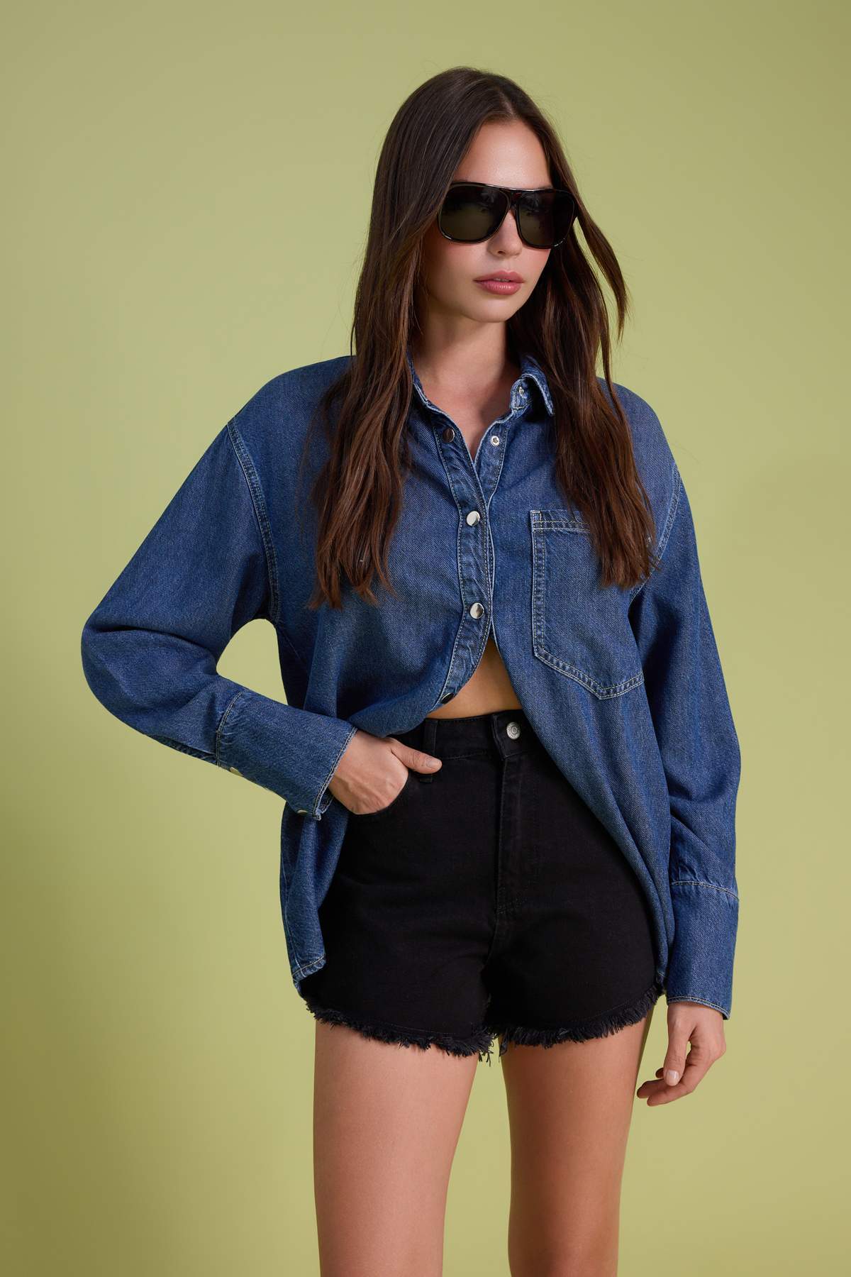 Trendyolmilla  Siyah Paçası Püskül Detaylı Yüksek Bel Mini Denim Şort TWOSS22SR0563 - Görsel 2