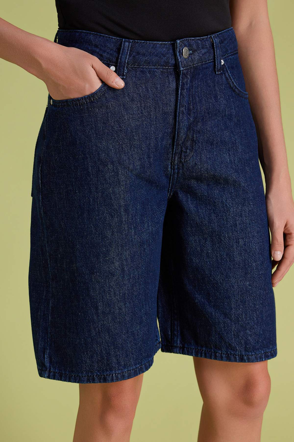 Trendyolmilla  Koyu Mavi Yüksek Bel Denim Bermuda TWOSS26SR00161 - Görsel 3