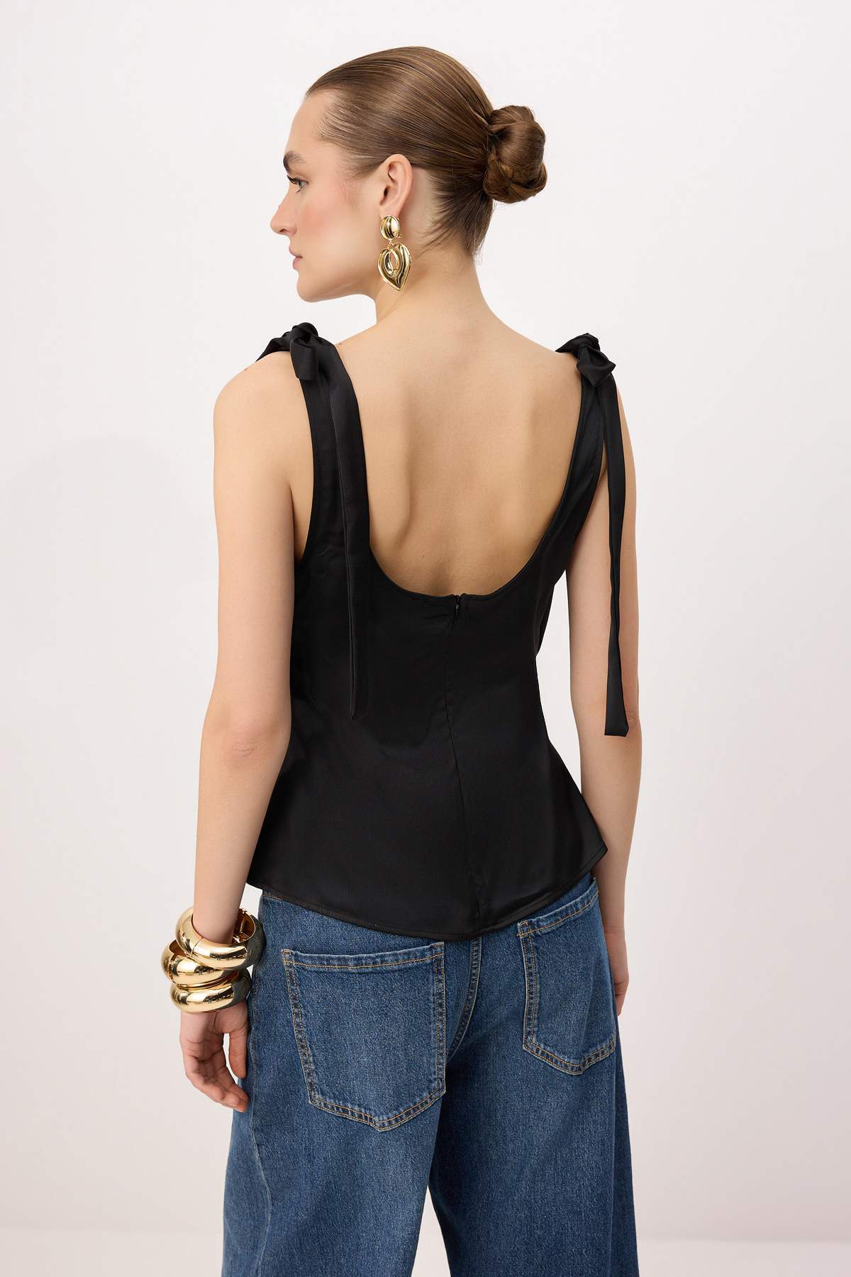 Trendyolmilla  Siyah Kalp Yaka Kolsuz Dokuma Saten Party Bluz TPRSS26BZ00057 - Görsel 4