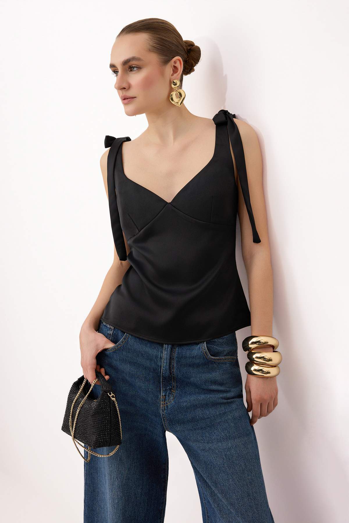 Trendyolmilla  Siyah Kalp Yaka Kolsuz Dokuma Saten Party Bluz TPRSS26BZ00057 - Görsel 2