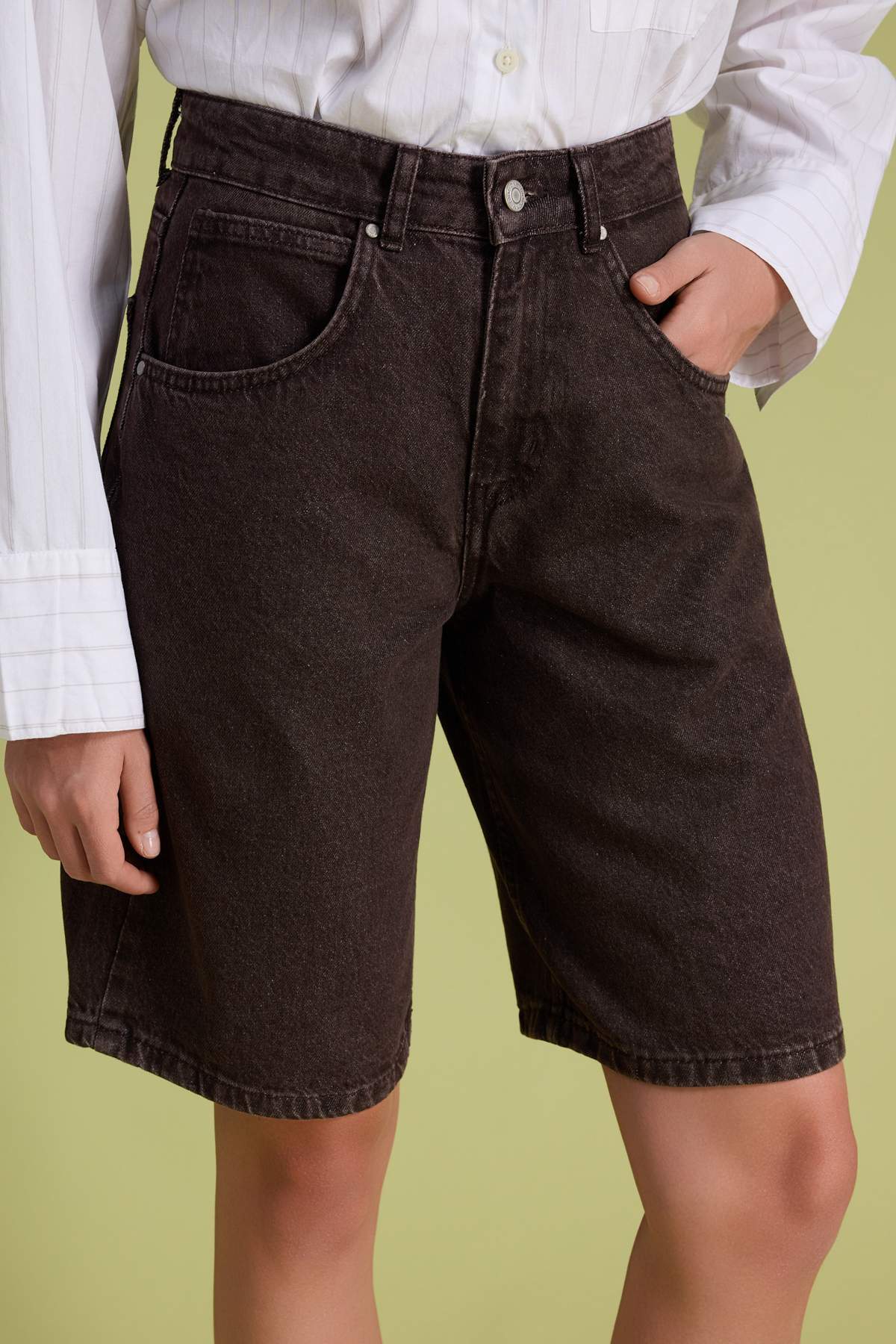 Trendyolmilla  Kahverengi Vintage Yıkama Yüksek Bel Denim Bermuda TWOSS26SR00105 - Görsel 3