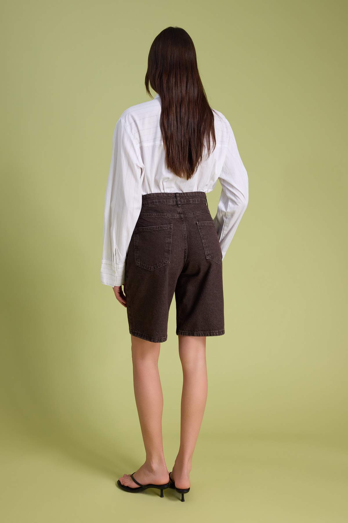 Trendyolmilla  Kahverengi Vintage Yıkama Yüksek Bel Denim Bermuda TWOSS26SR00105 - Görsel 4